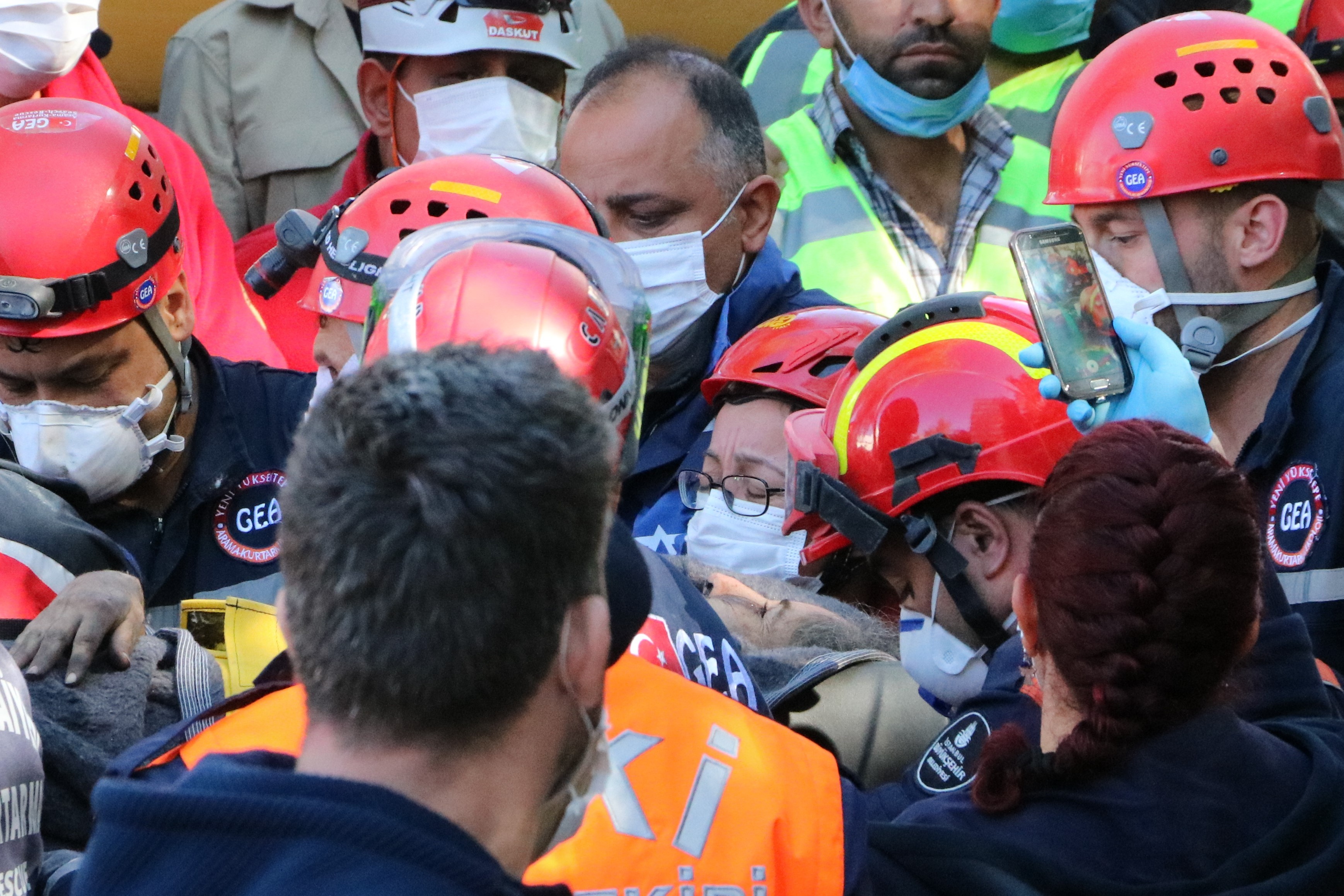 İzmir'de 23 saat sonra enkaz altında 5 kişilik aileden 4'ü çıkarıldı