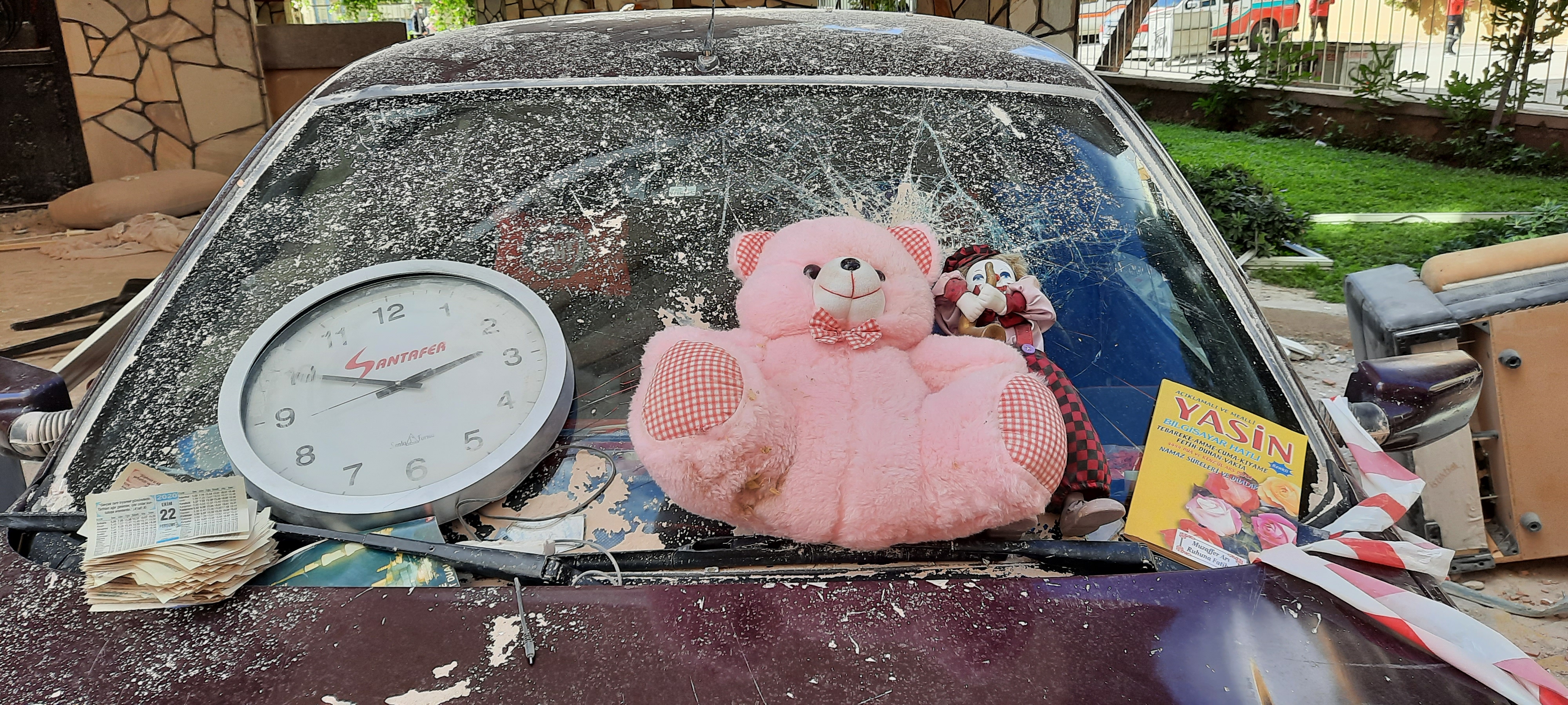 Enkazdan çıkan dram: Ölen torununun elini 14 saat bırakmadı