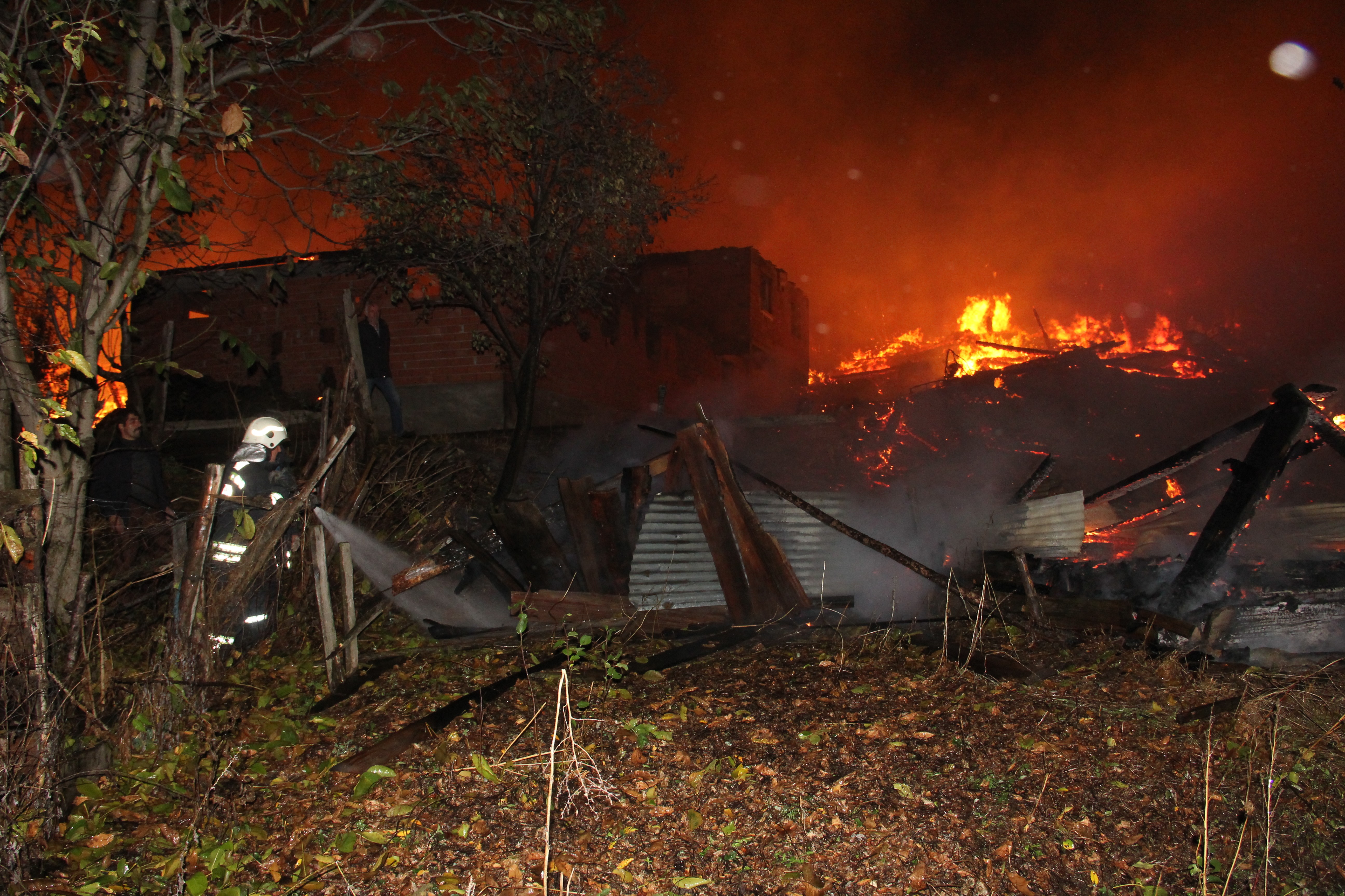 Kastamonu'da korkutan yangın! 10 ev kül oldu