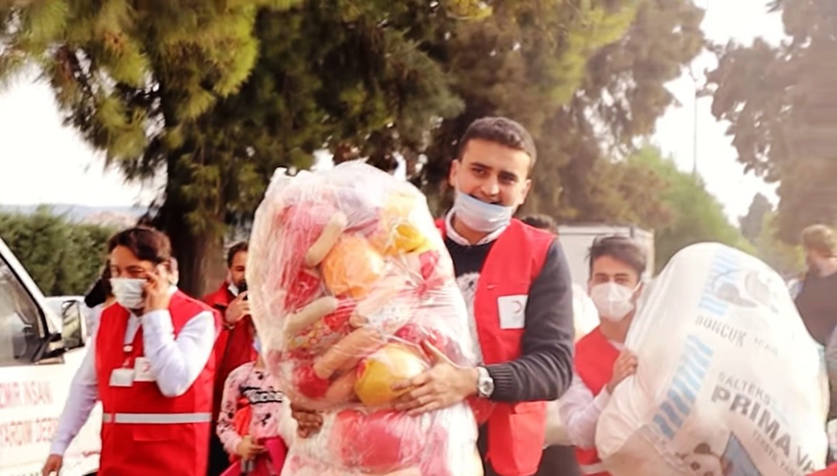 Ünlü isim deprem bölgesine iki tır dolusu yardım ulaştırdı