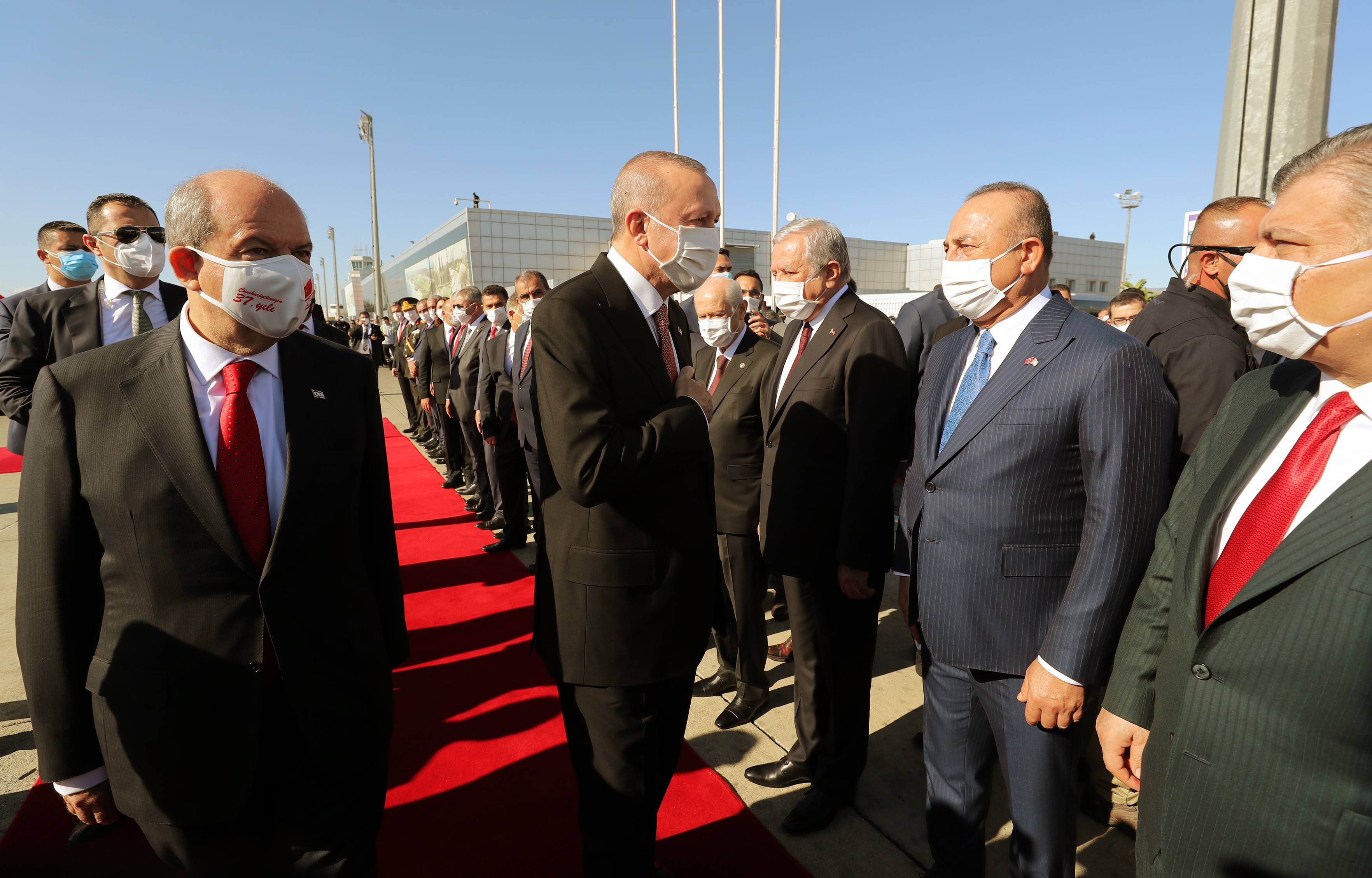 Cumhurbaşkanı Erdoğan KKTC’de resmi törenle karşılandı