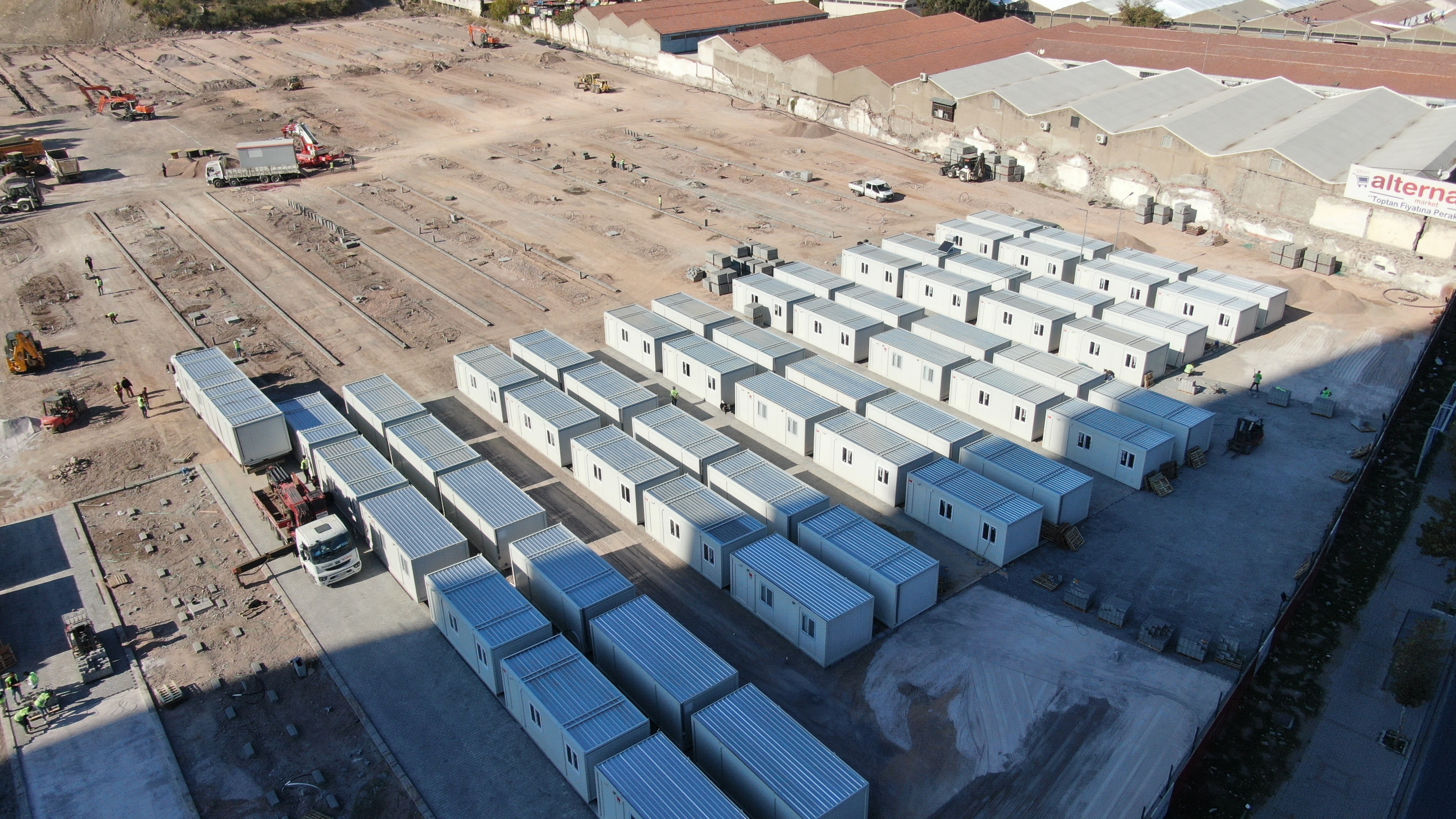 İzmir’de konteyner kentte çalışmalar hızla sürüyor