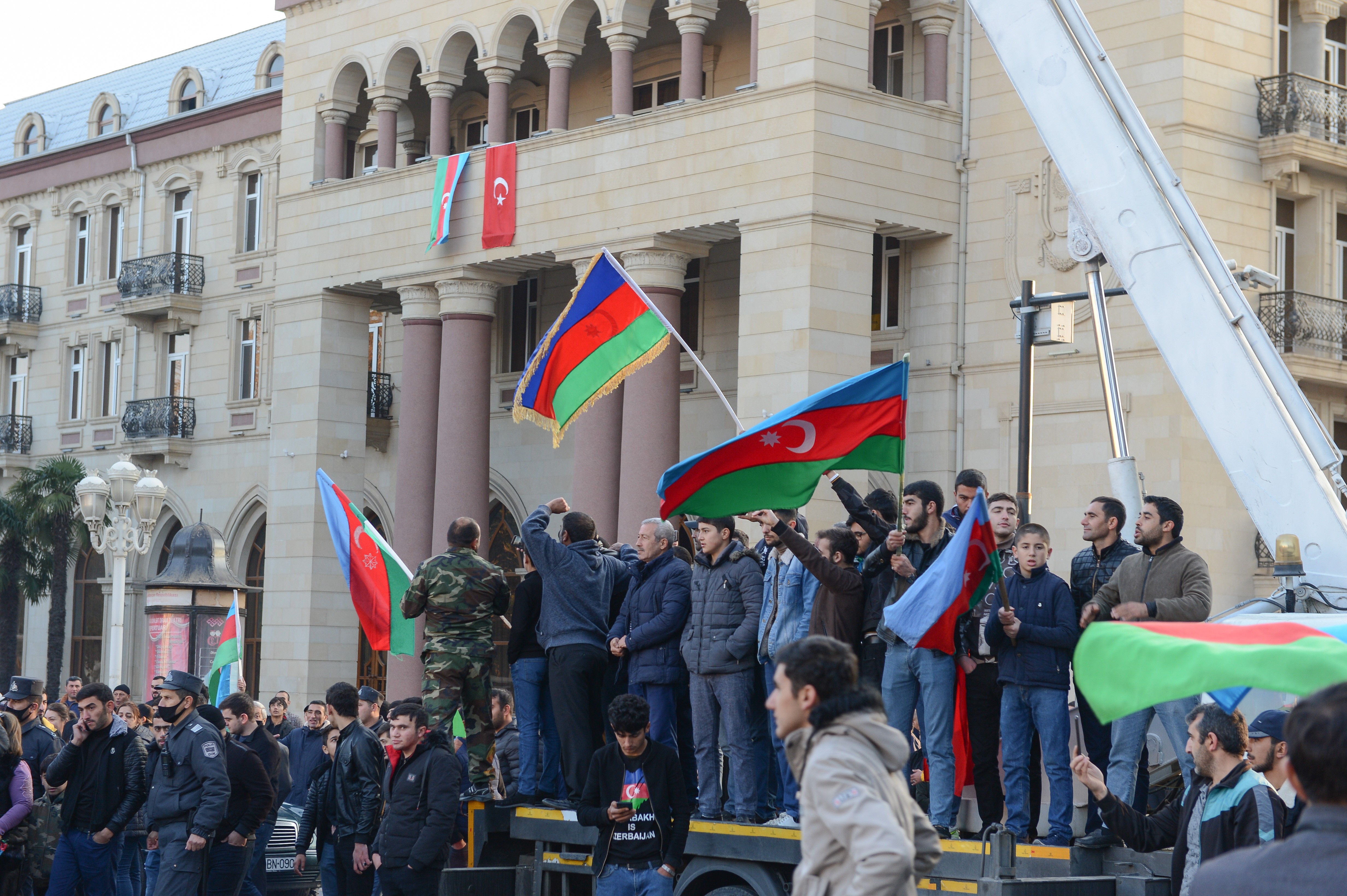 Azerbaycan halkı zaferi coşkuyla kutluyor
