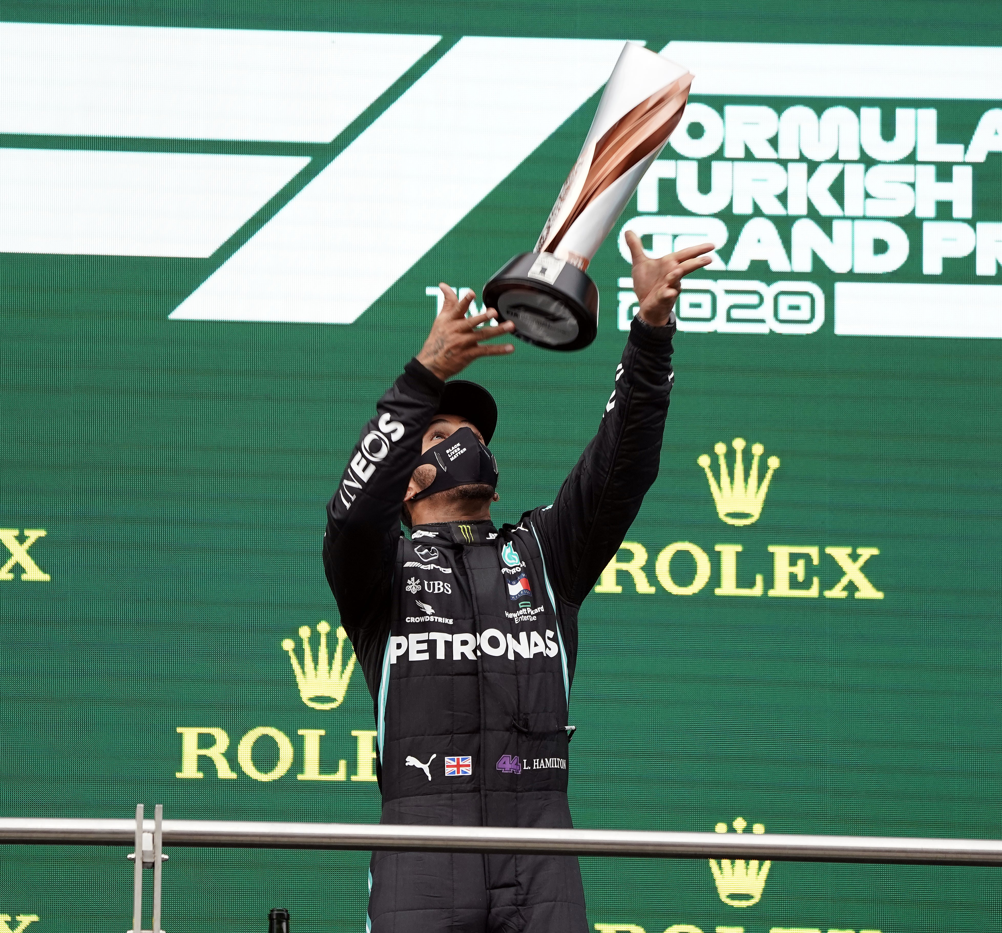 Hamilton kupasını aldı