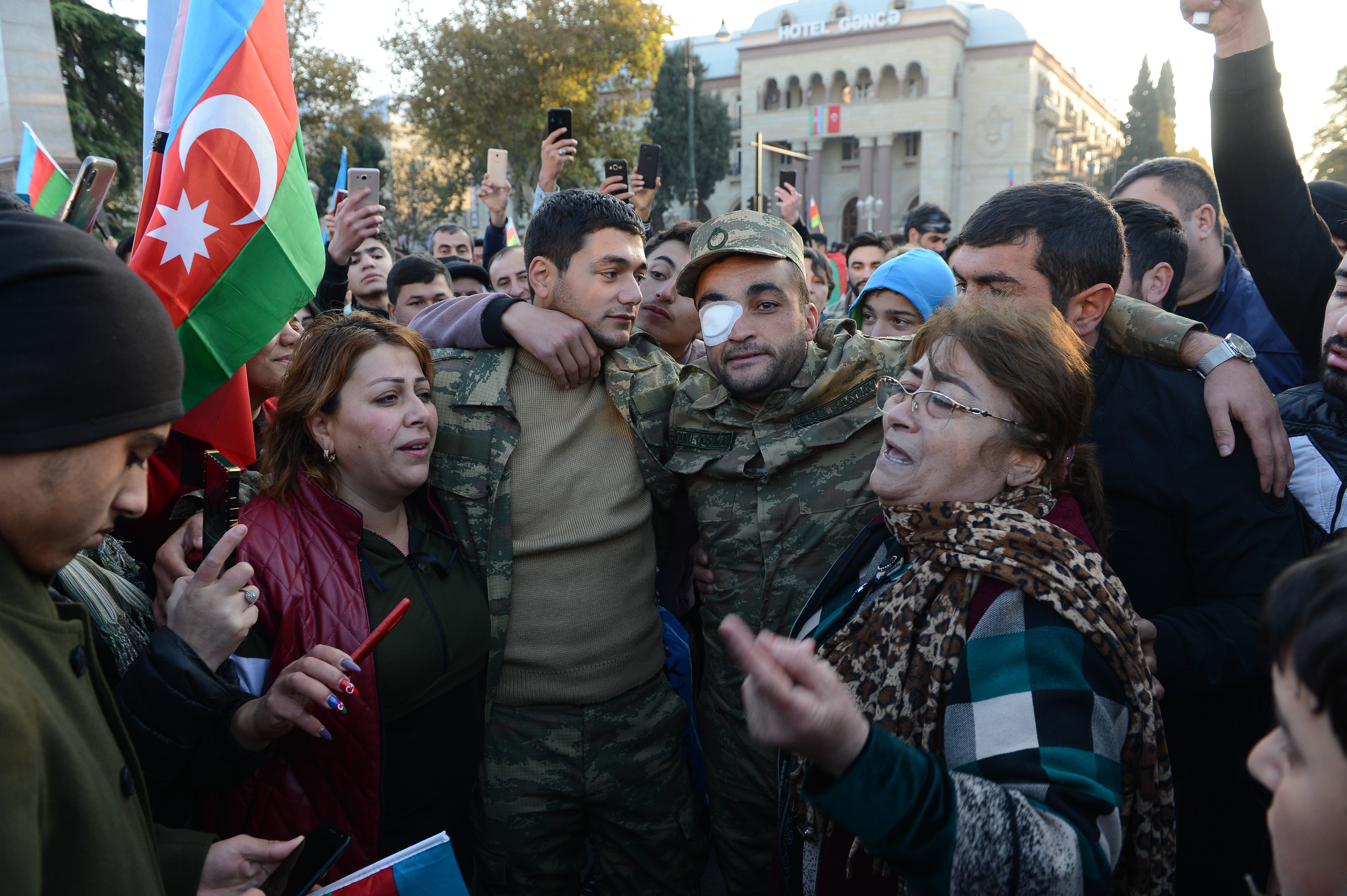 Azerbaycan halkı zaferi coşkuyla kutluyor
