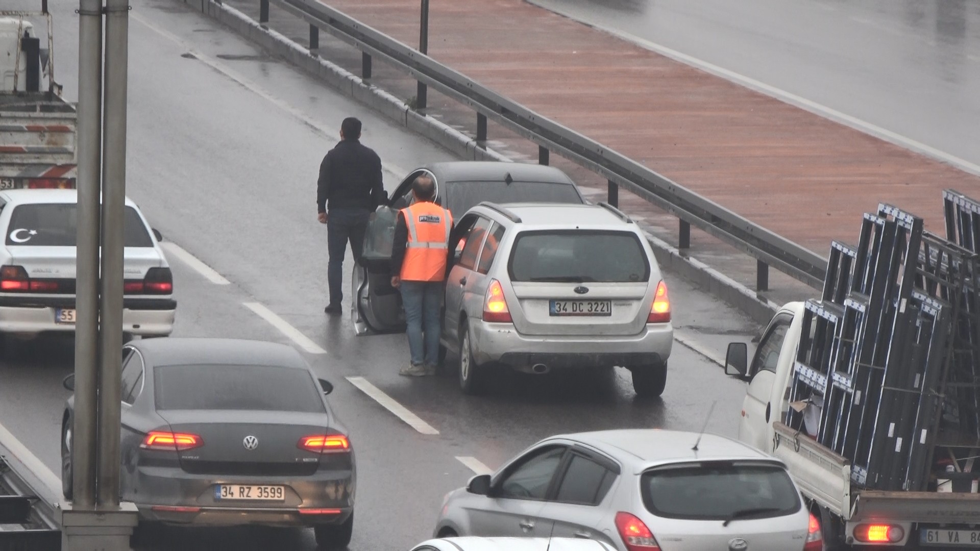 Yağmur altında Ata’ya saygı