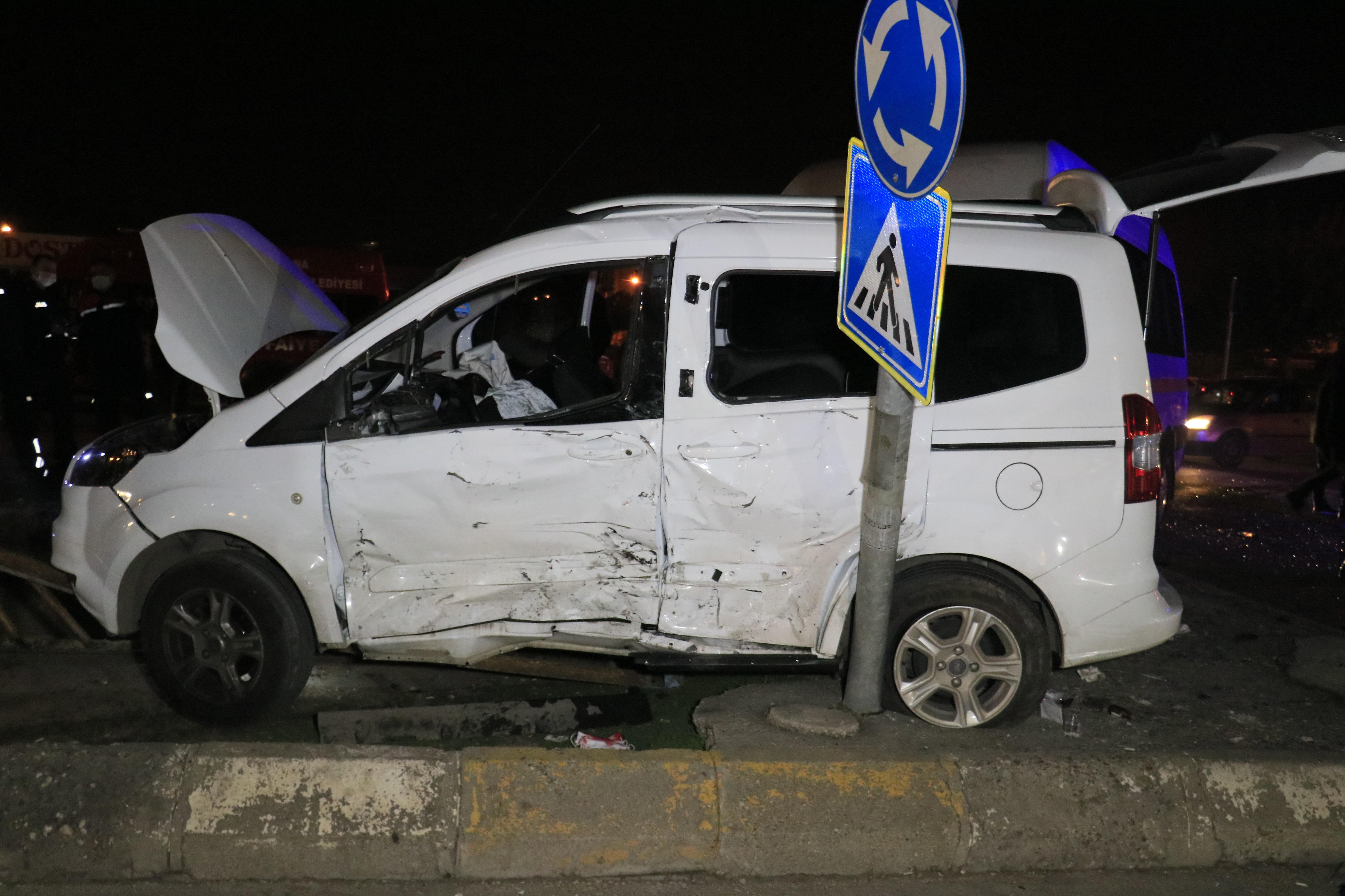 Adana’da işçi servisi ile hafif ticari araç çarpıştı: 4 yaralı