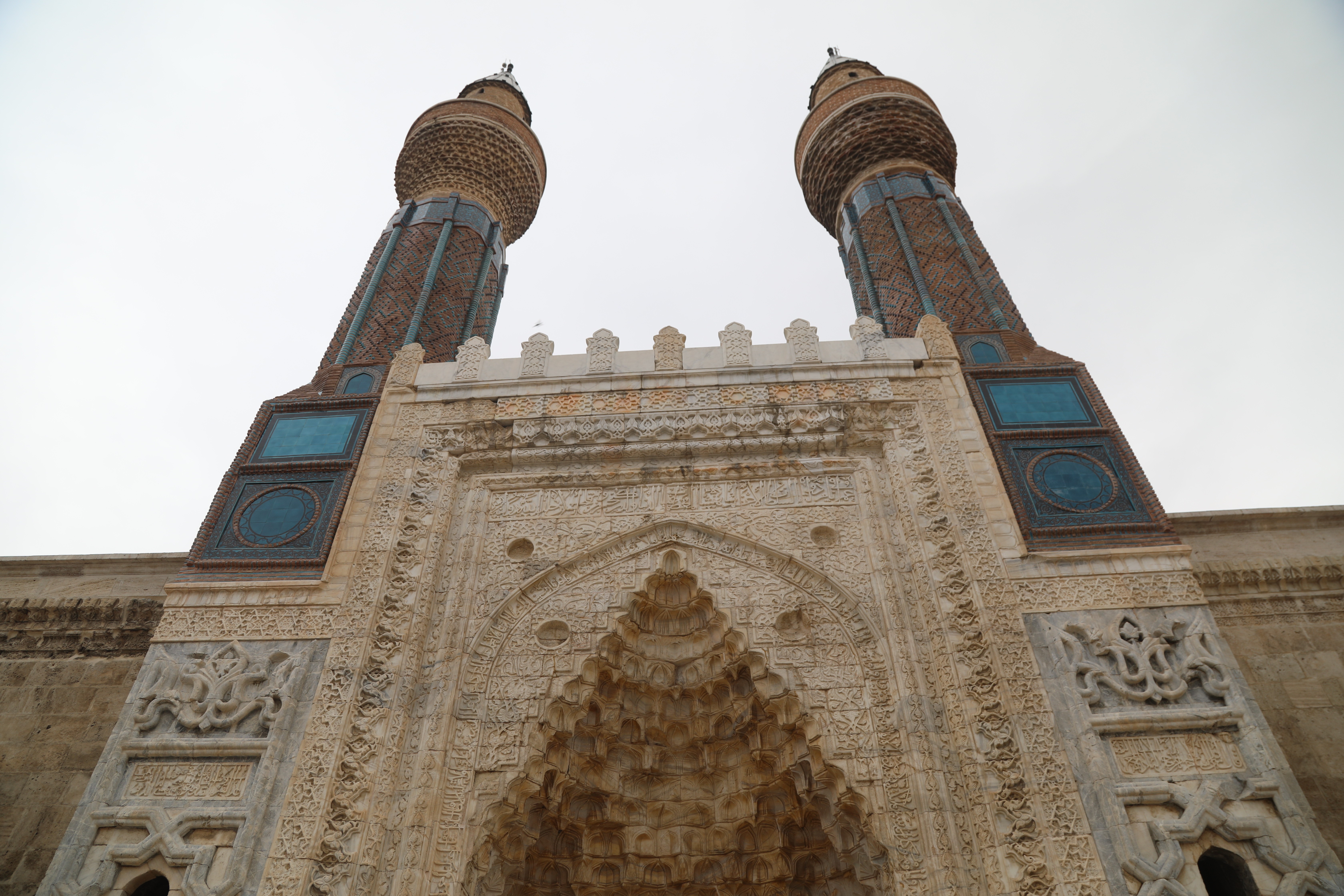 749 yıllık Gök Medrese, ihtişamıyla büyülüyor