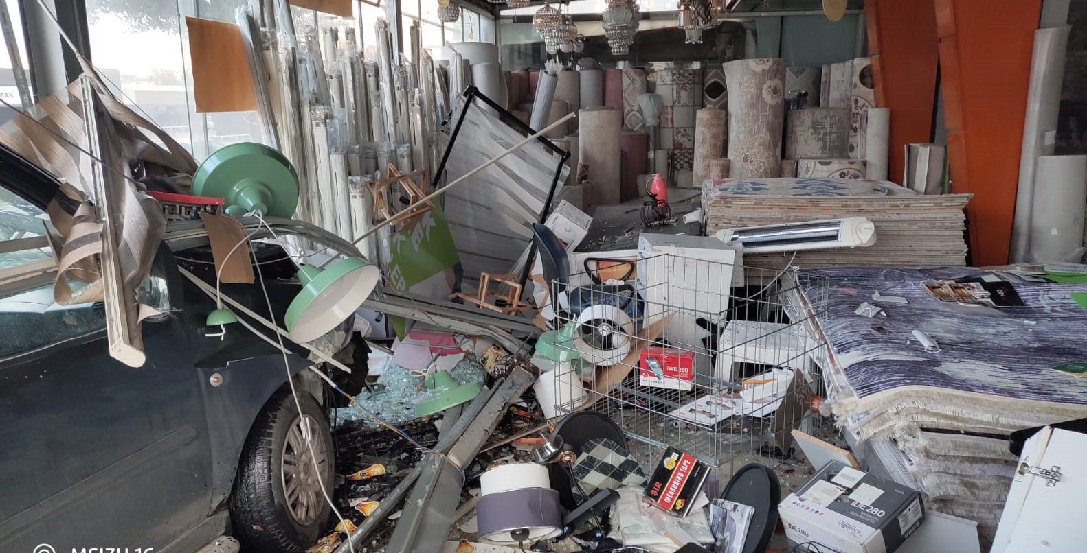 Kontrolden çıkan araç iş yerine girdi