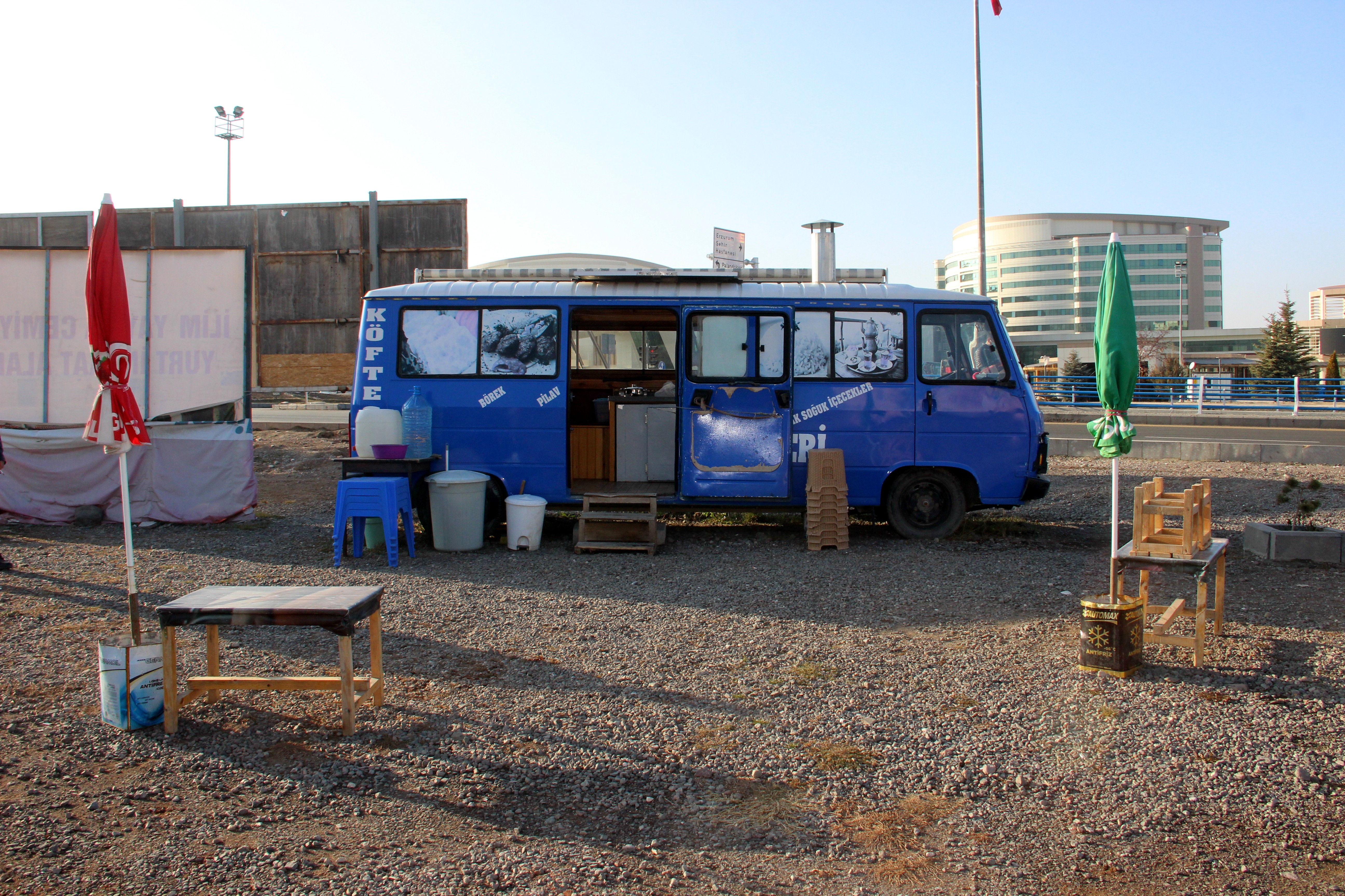 Kamyonunu sattı, karavan minibüs alıp köfteciye çevirdi