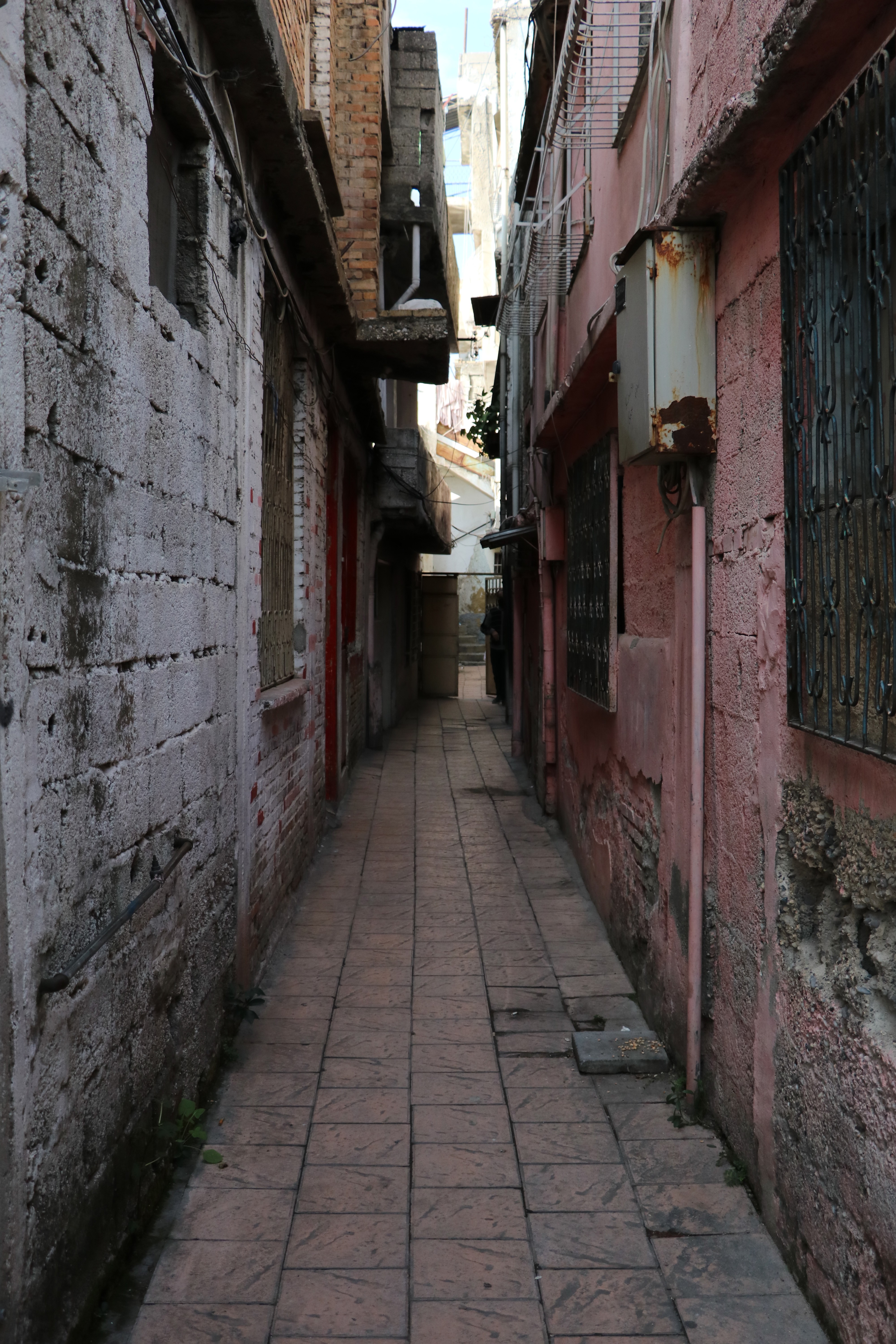 Adana’nın en dar sokağı görenleri şaşırtıyor