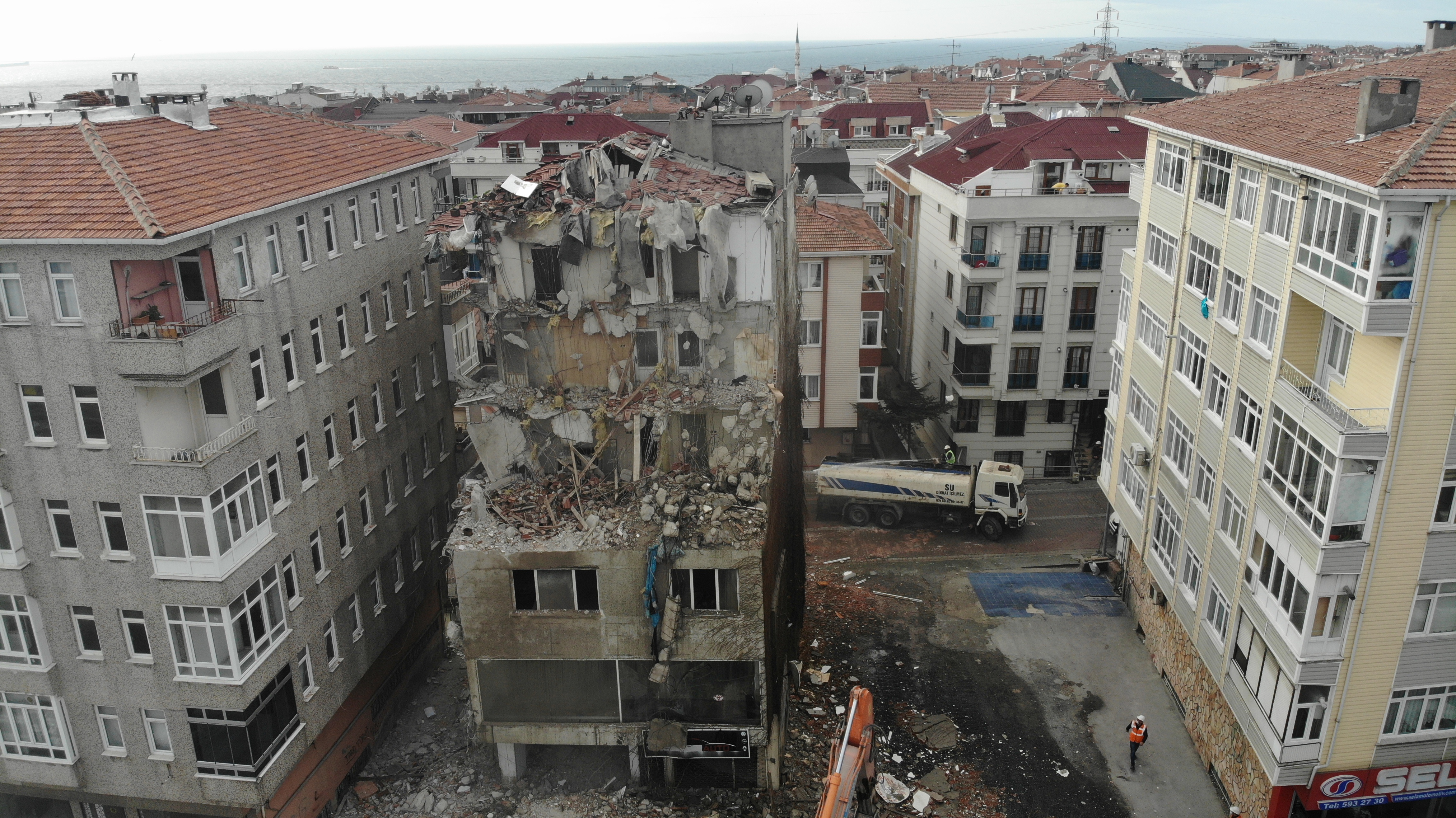 Avcılar'da E-5 kenarında en dikkat çeken binaydı, yıkımı yapıldı