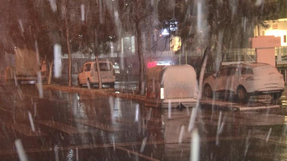 İstanbullular güne karla başladı