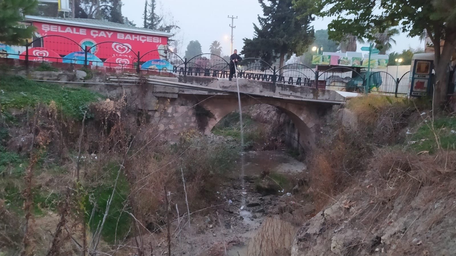 İnsanlık ölmemiş dedirtti, balıklar ölmesin diye hortumla su veriyor