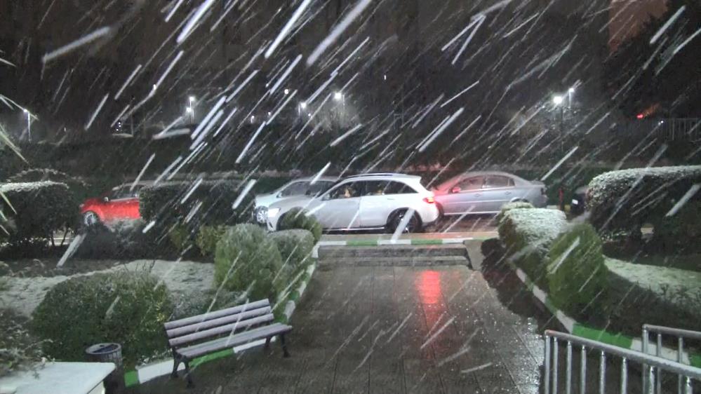 İstanbullular güne karla başladı