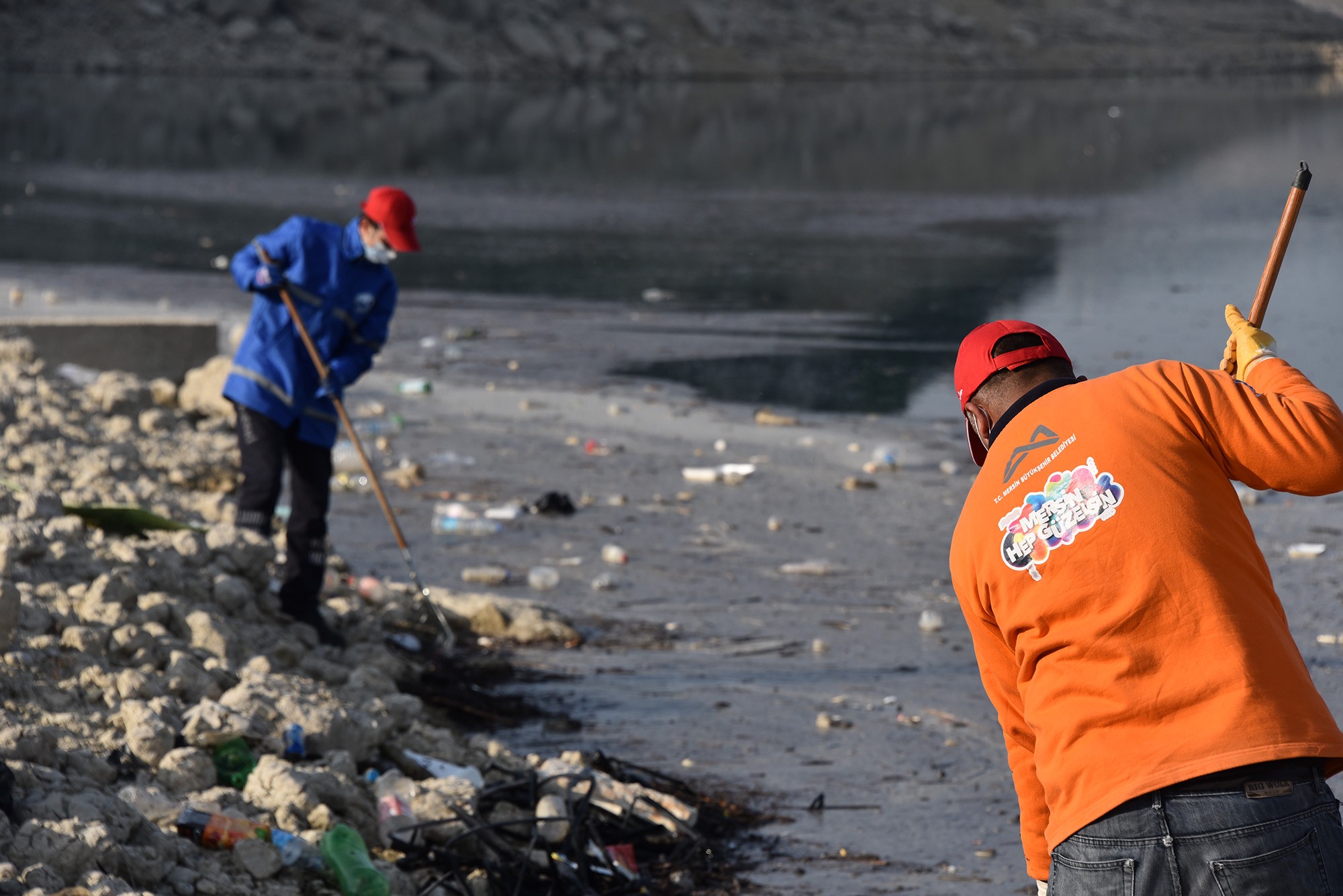 Berdan Barajı'nda sular çekildi, atıklar gün yüzüne çıktı