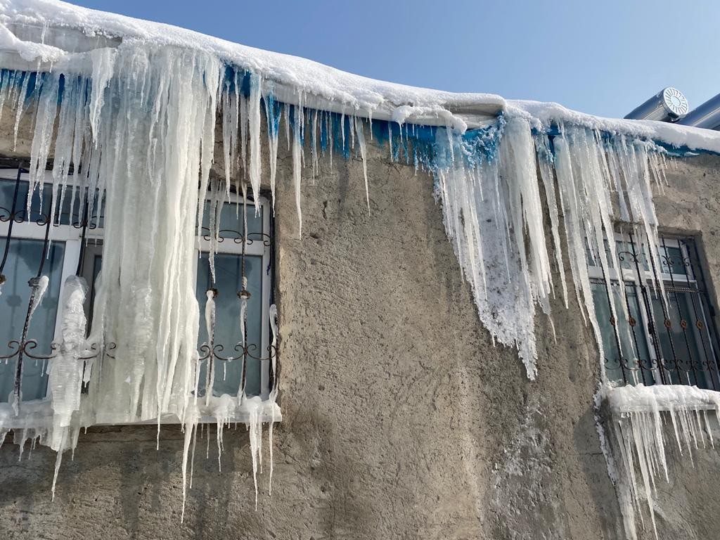 Eksi 32 derecede çamaşırlar dondu, evler dev buz sarkıtlarının altında kaldı