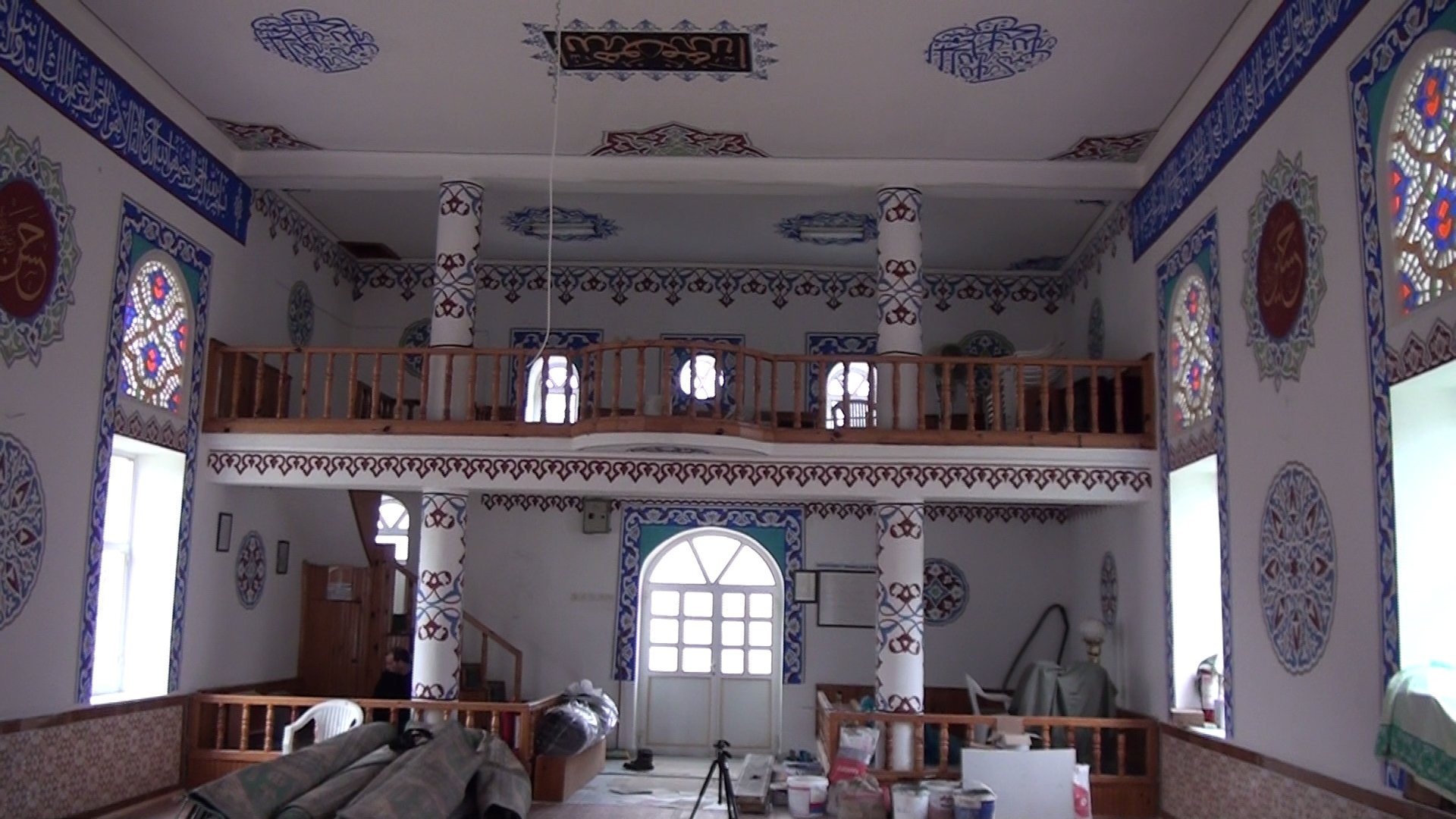 30 yıldır cami duvar ve kubbelerini fırça darbeleriyle oya gibi işliyor