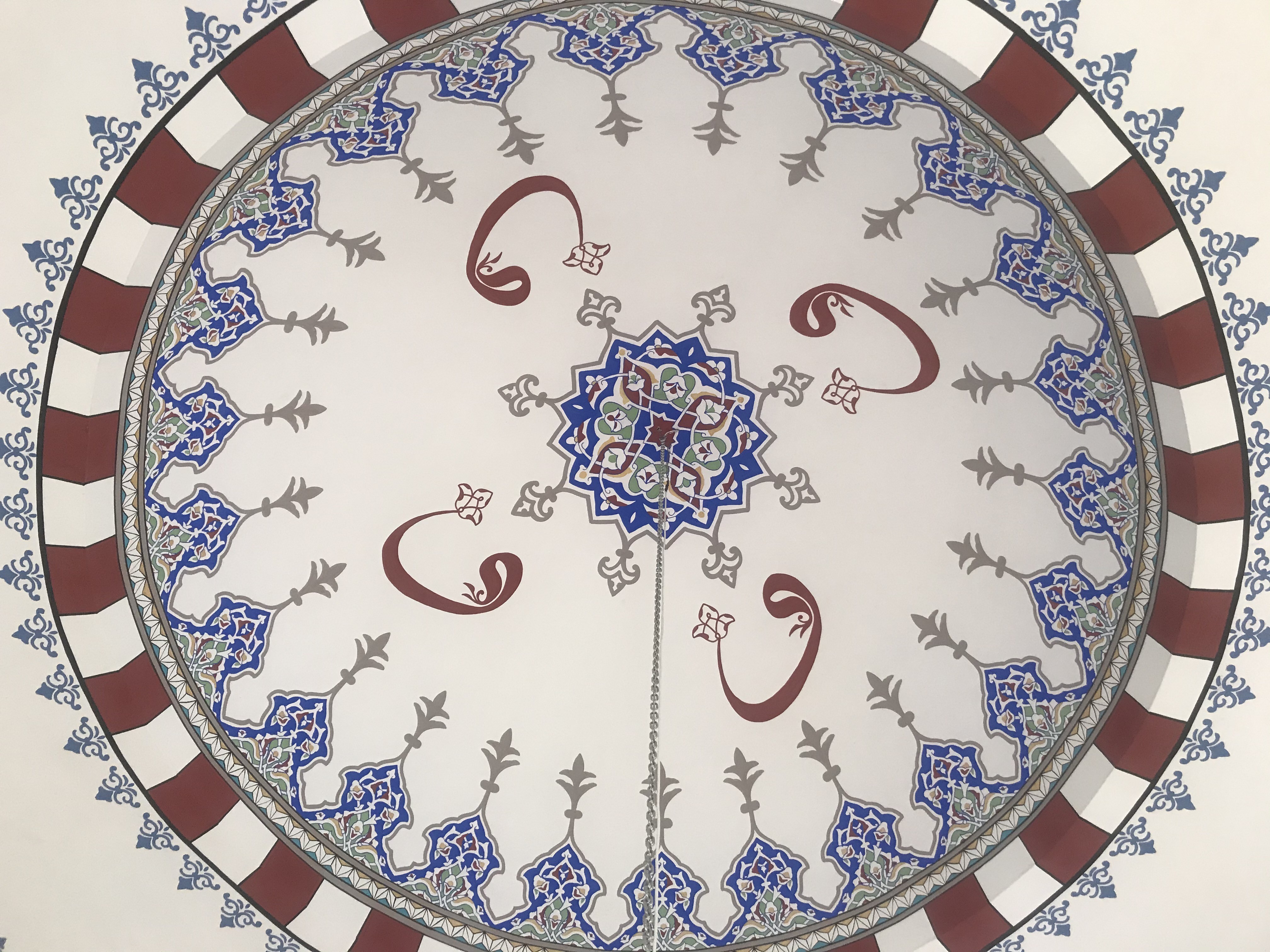 30 yıldır cami duvar ve kubbelerini fırça darbeleriyle oya gibi işliyor