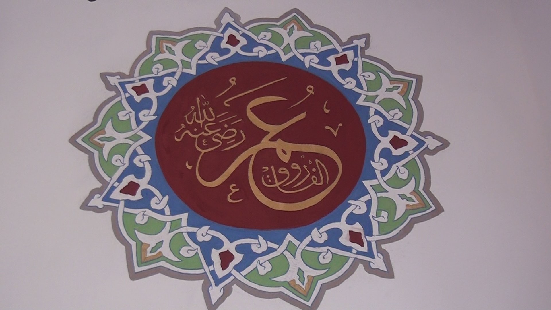 30 yıldır cami duvar ve kubbelerini fırça darbeleriyle oya gibi işliyor