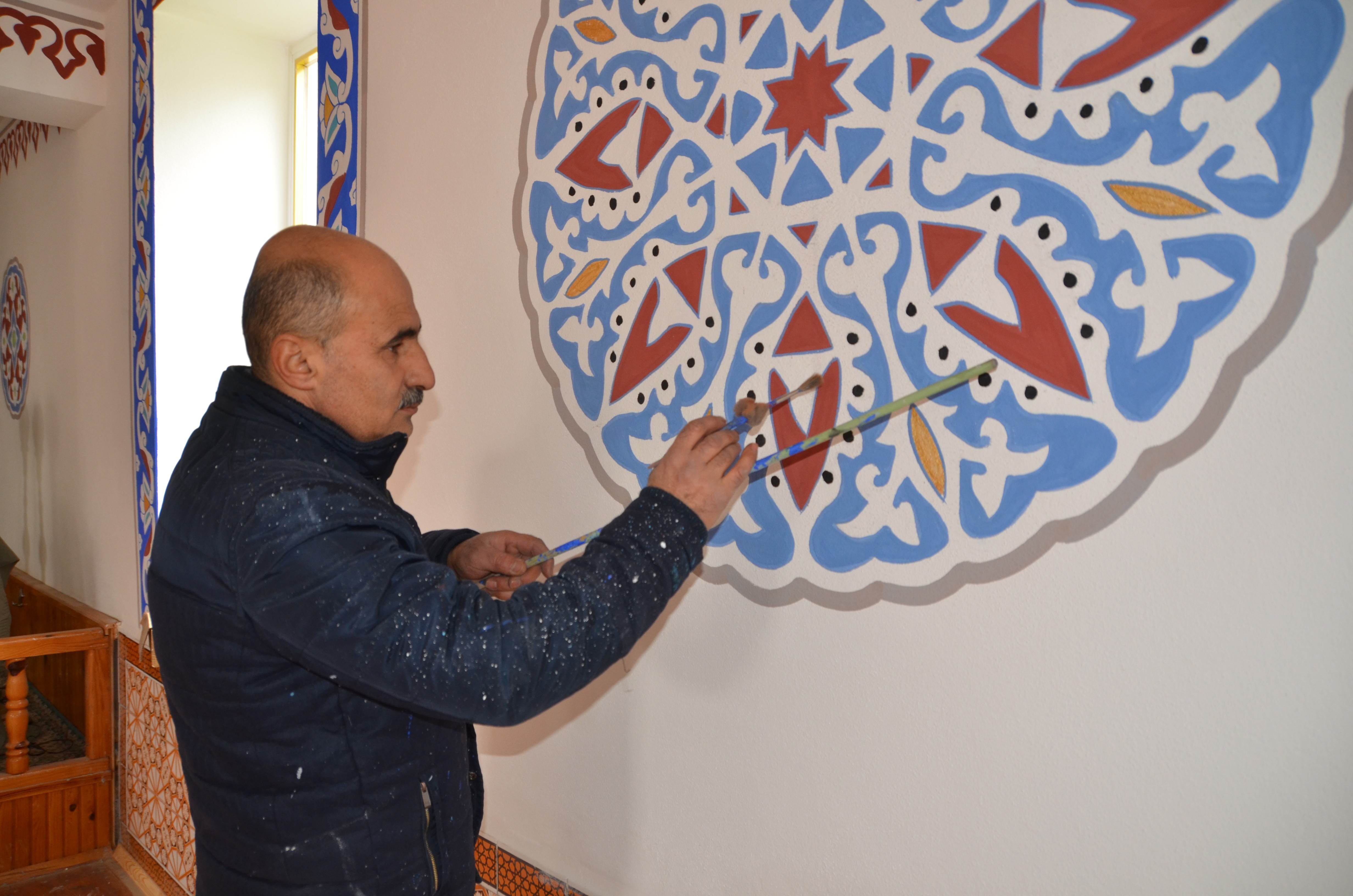 30 yıldır cami duvar ve kubbelerini fırça darbeleriyle oya gibi işliyor