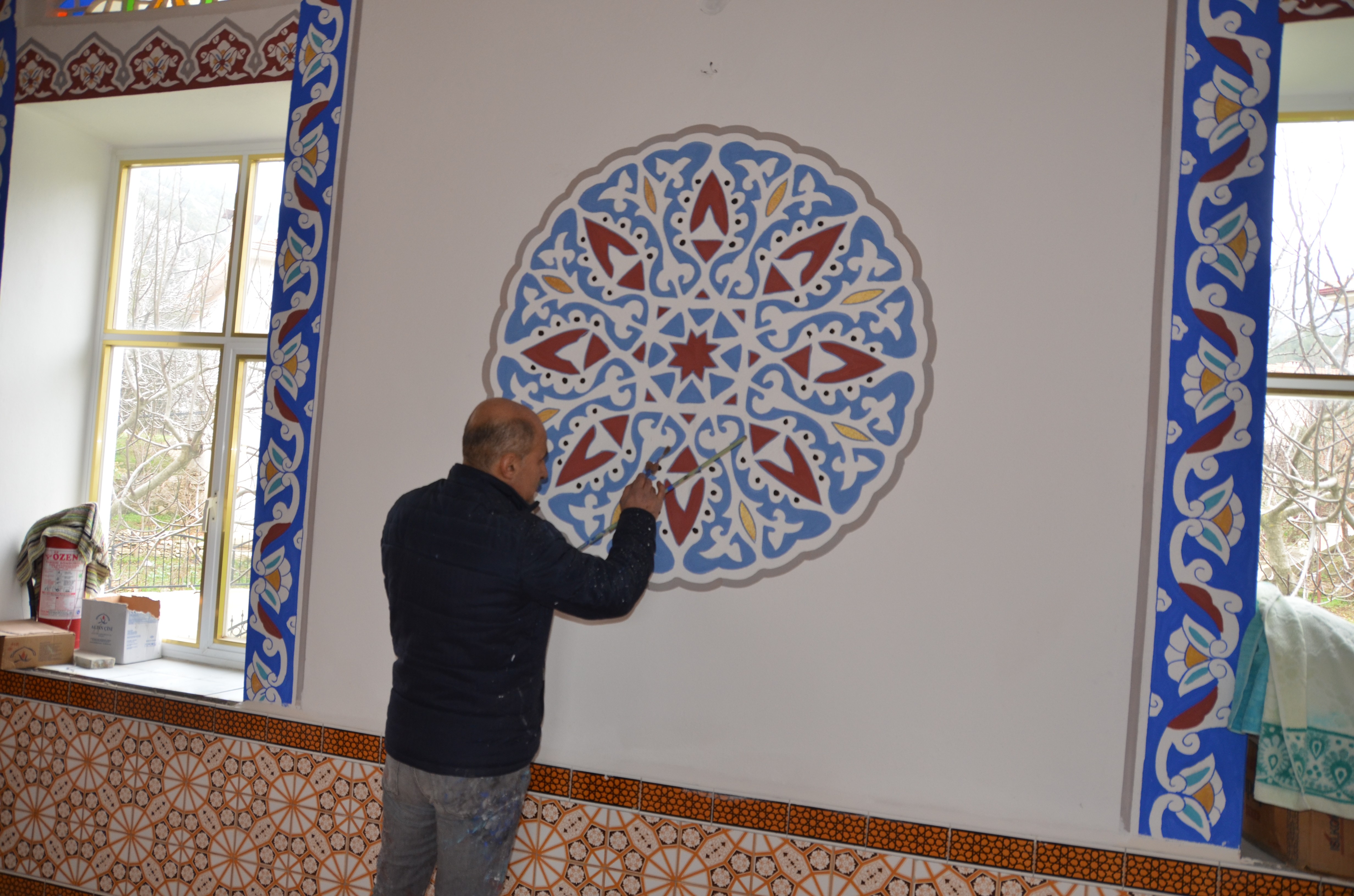 30 yıldır cami duvar ve kubbelerini fırça darbeleriyle oya gibi işliyor