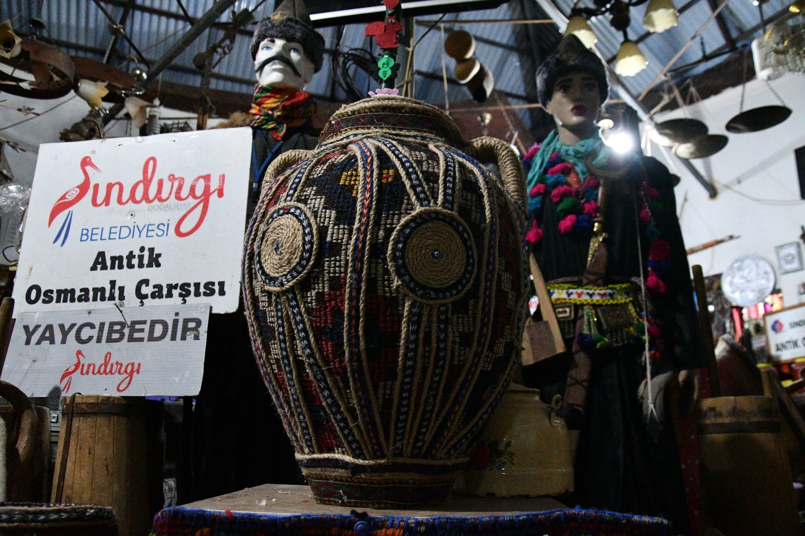 Eski küpler, tarihi elbiseler ve eski keçeler sanat eseri oluyor