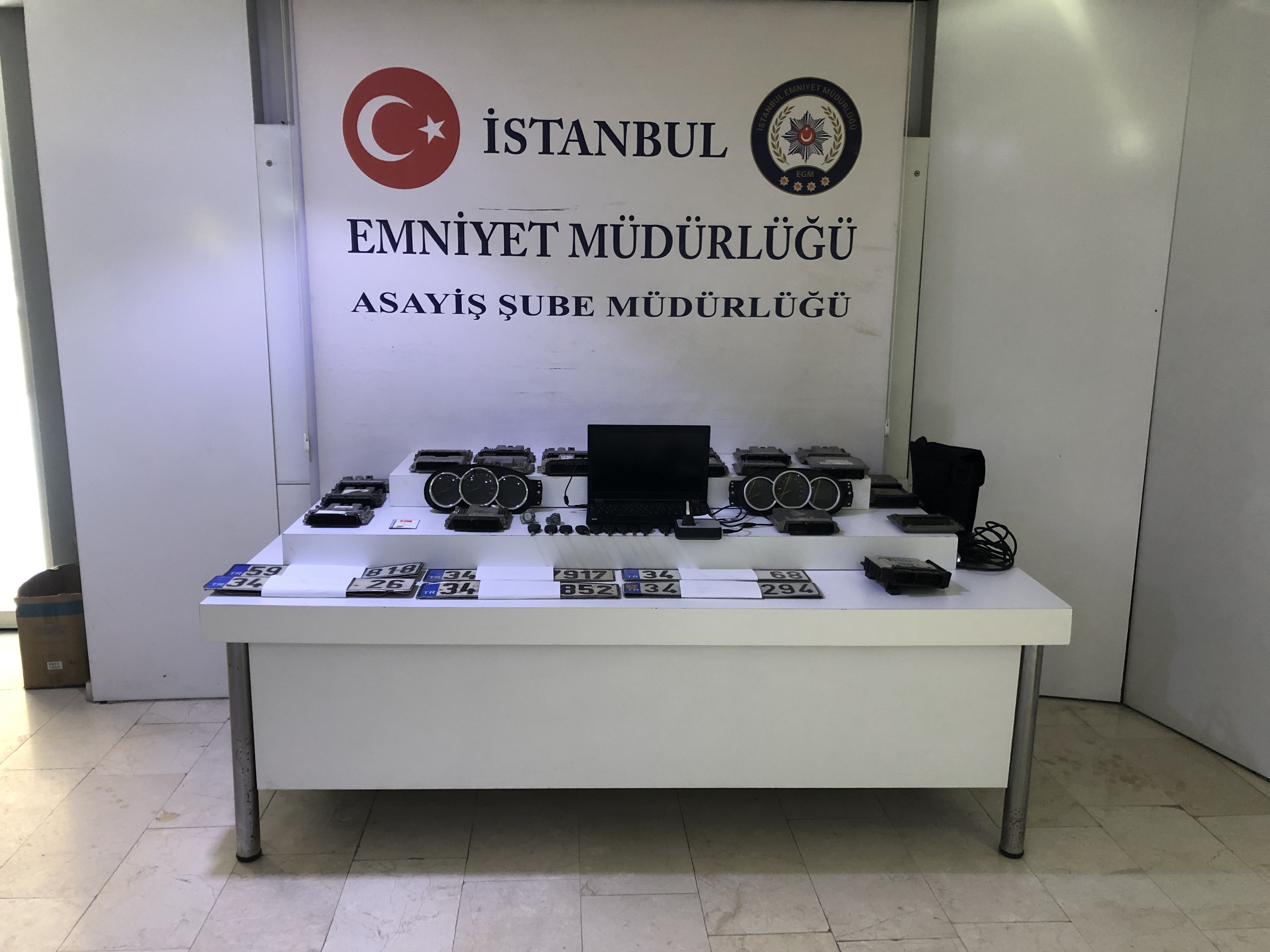 İstanbul'da oto hırsızlık şebekesi çökertildi: 27 gözaltı