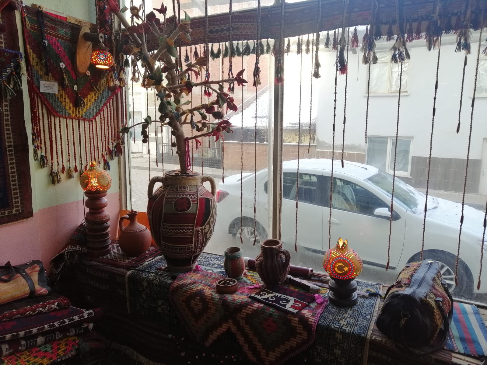 Eski küpler, tarihi elbiseler ve eski keçeler sanat eseri oluyor