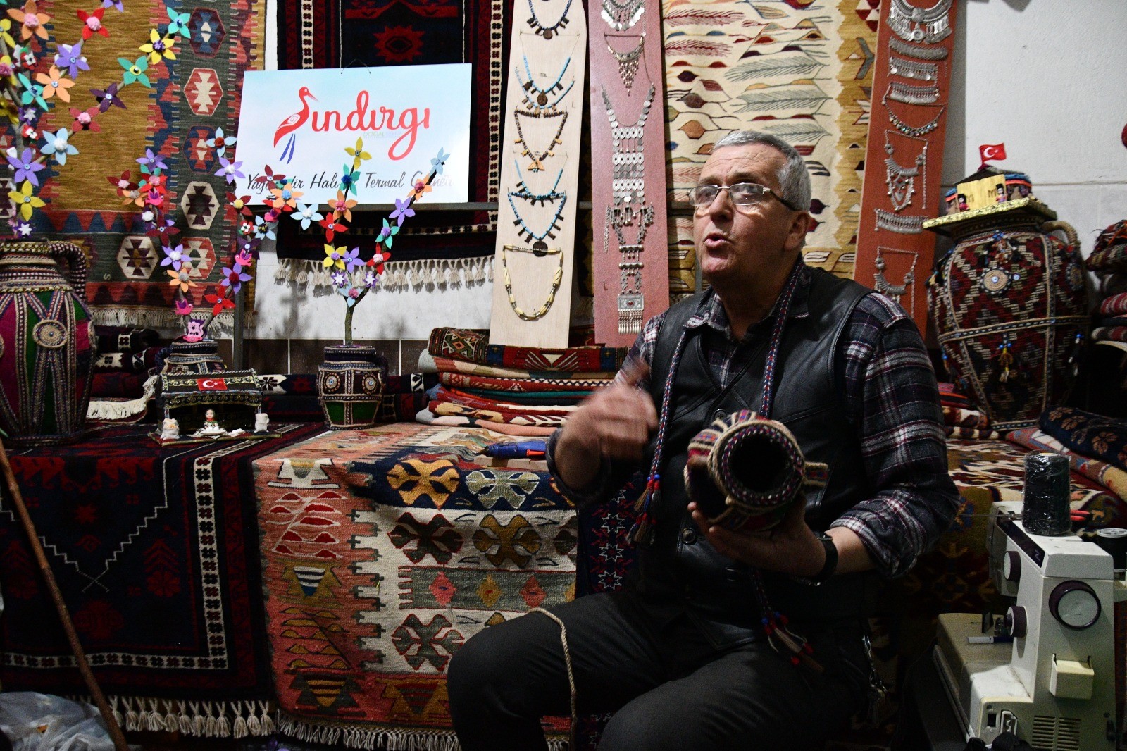 Eski küpler, tarihi elbiseler ve eski keçeler sanat eseri oluyor