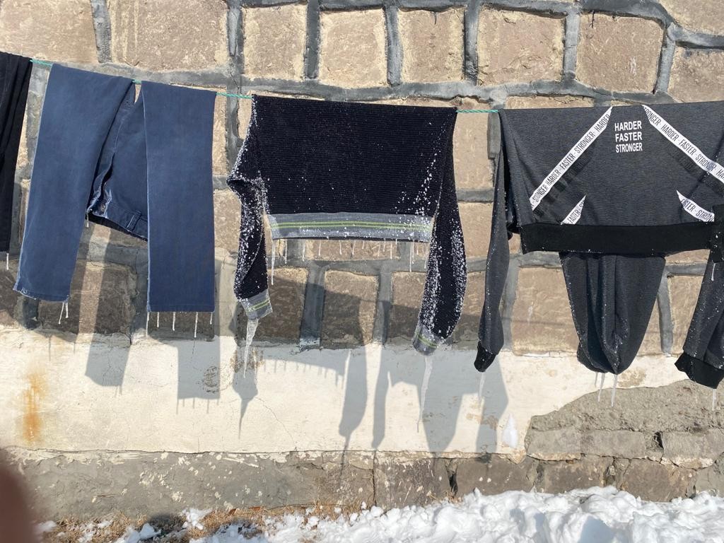 Eksi 32 derecede çamaşırlar dondu, evler dev buz sarkıtlarının altında kaldı