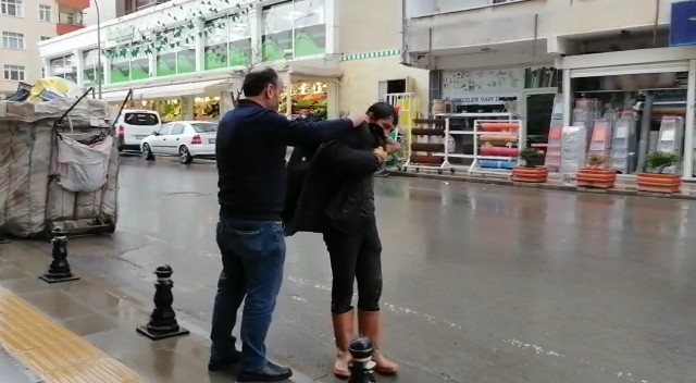 Yağmurda ıslanan kağıt toplayıcısına montunu hediye etti