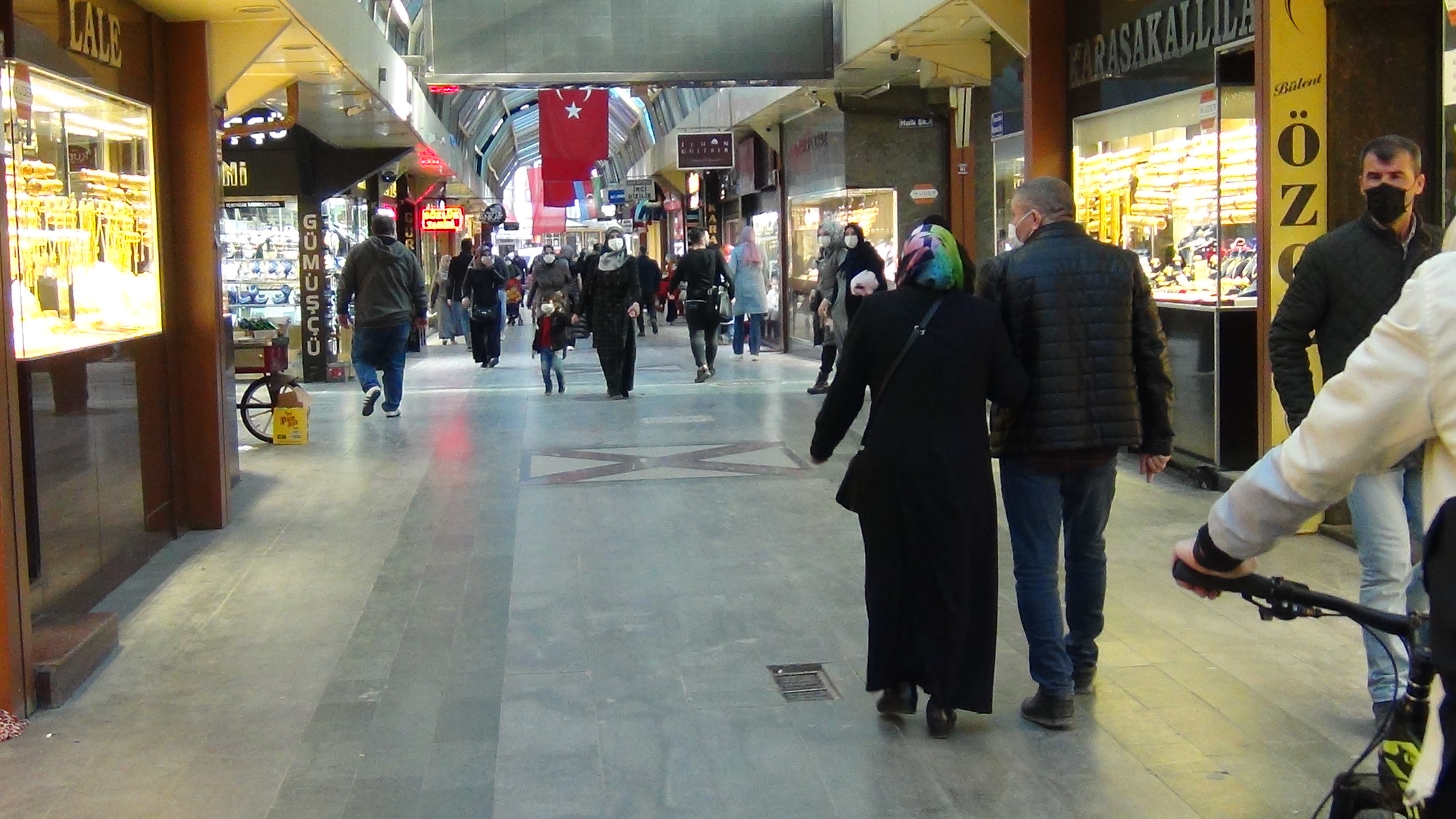 Altın düştü, borcu olan ve düğün yapacaklar kuyumculara koştu