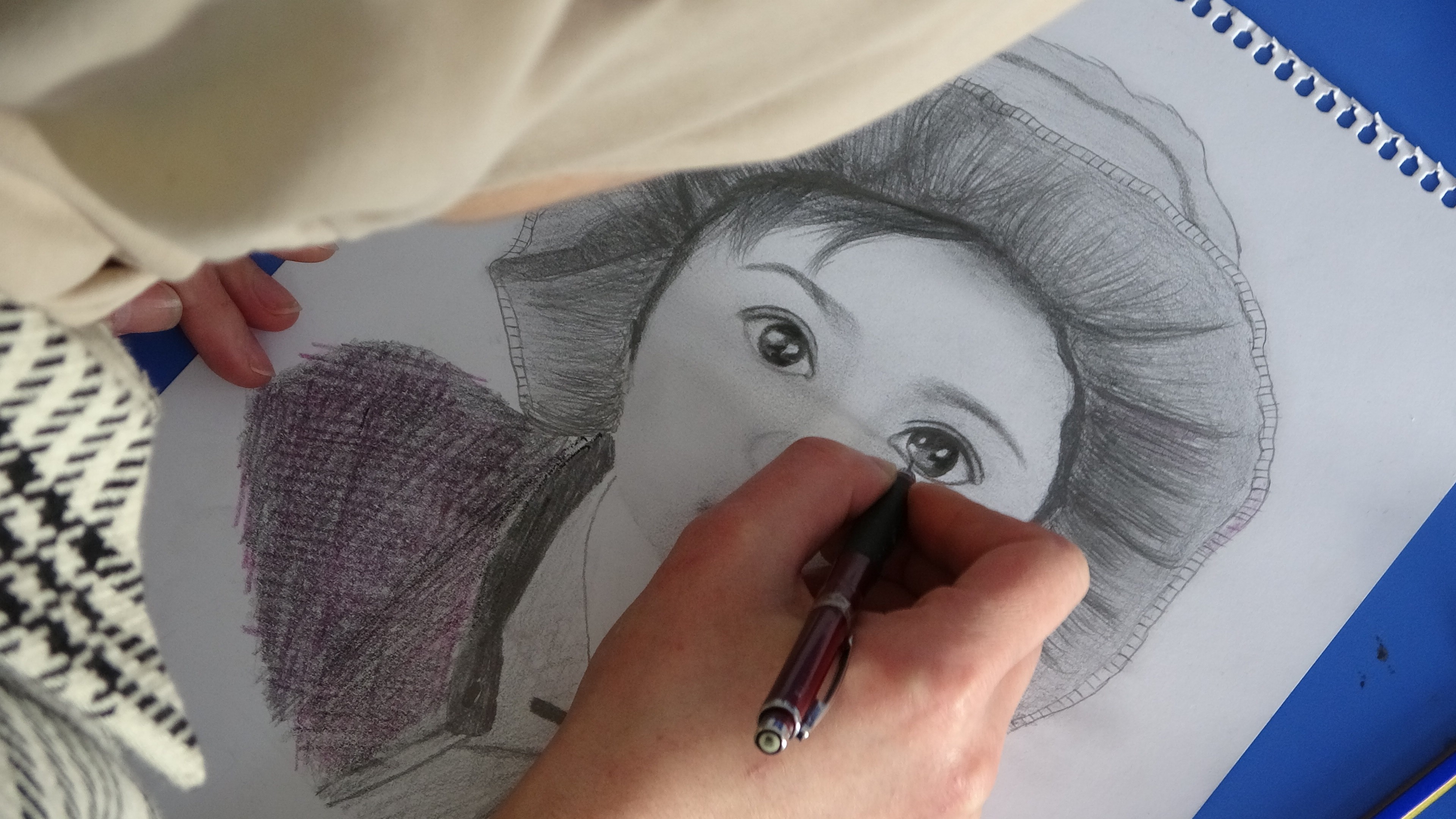 Evinin bir odasını atölyeye çeviren genç kız, hayallerini tuvallere yansıtıyor