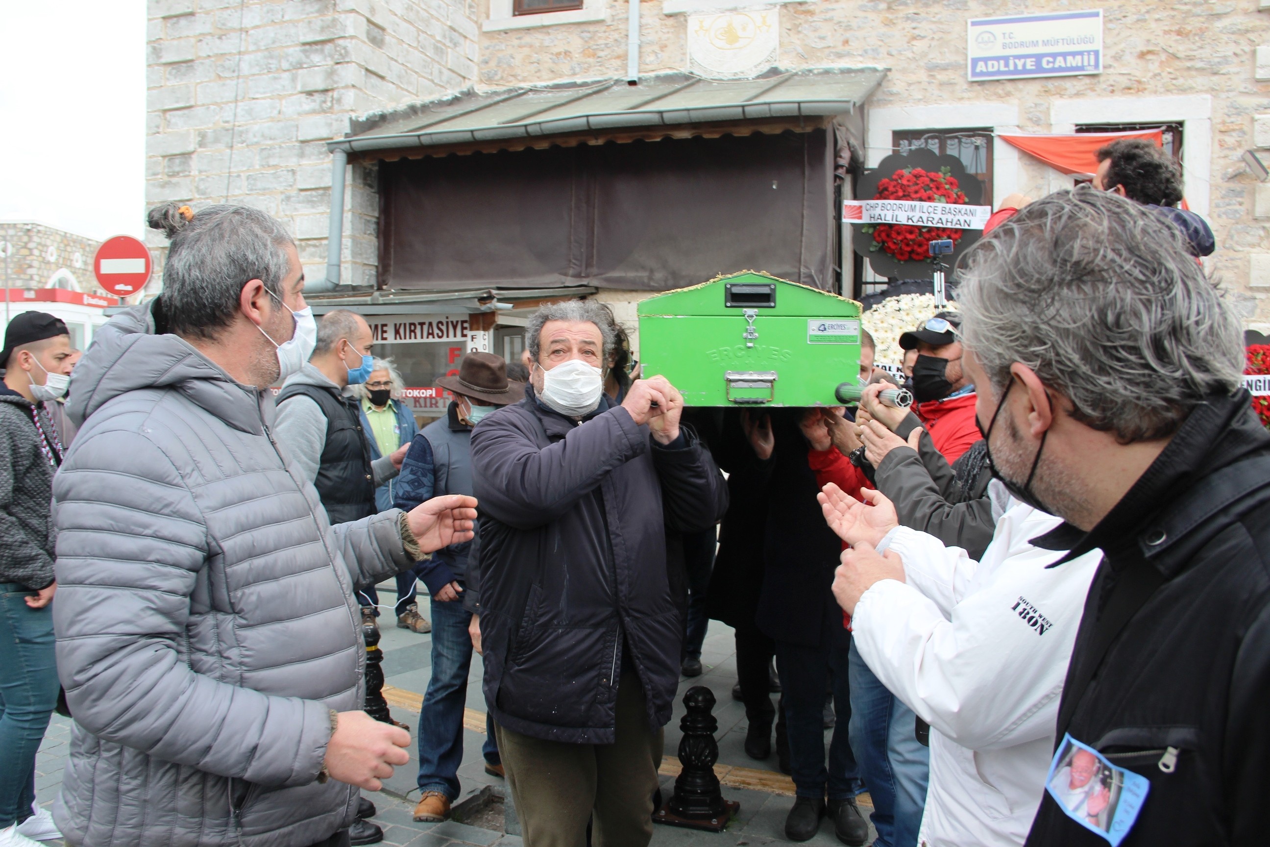 Tiyatro oyuncusu Atilla Pekdemir son yolculuğuna uğurlandı