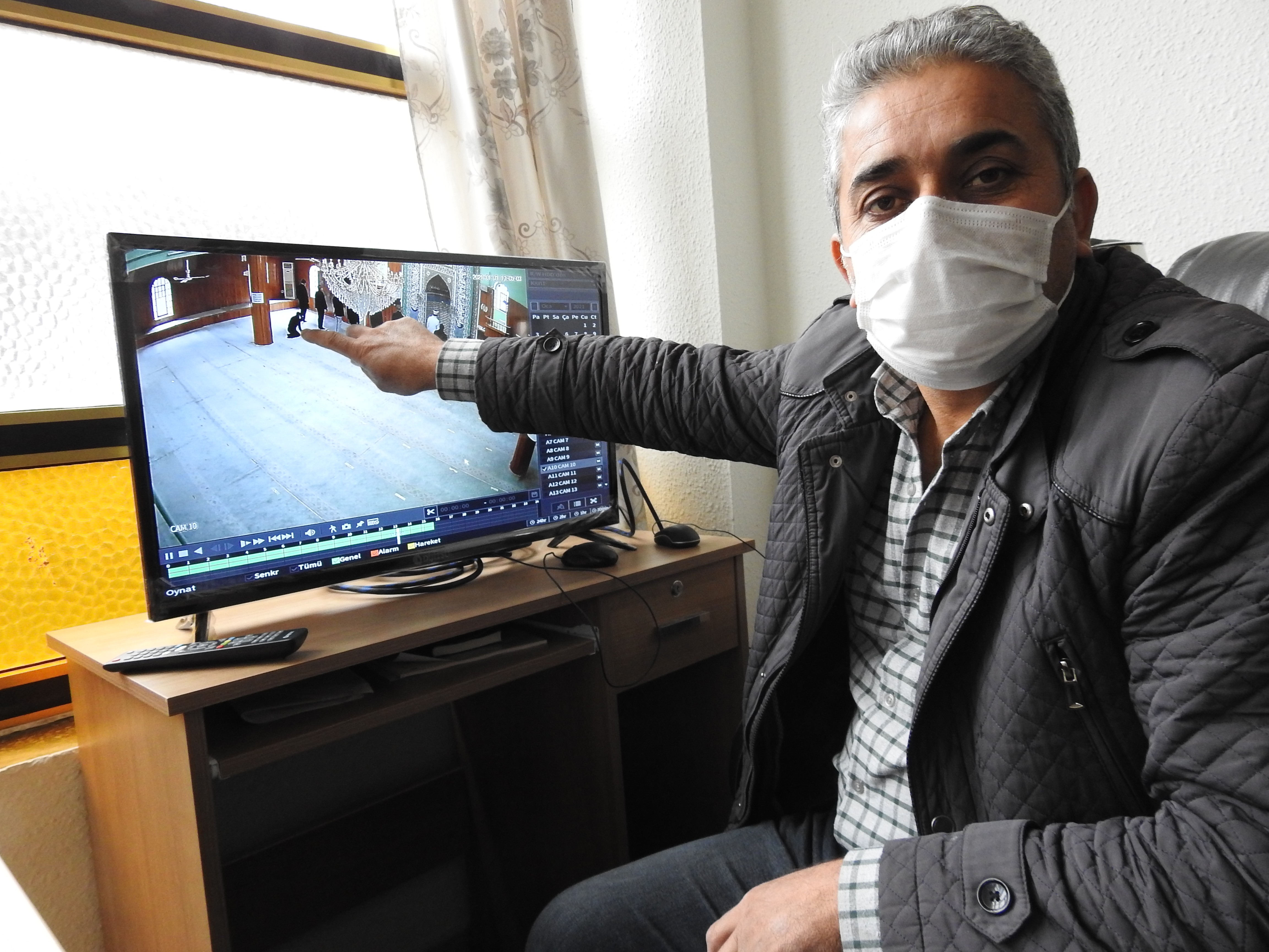 Camide namaz kılma taklidi yaparak cep telefonunu çaldı