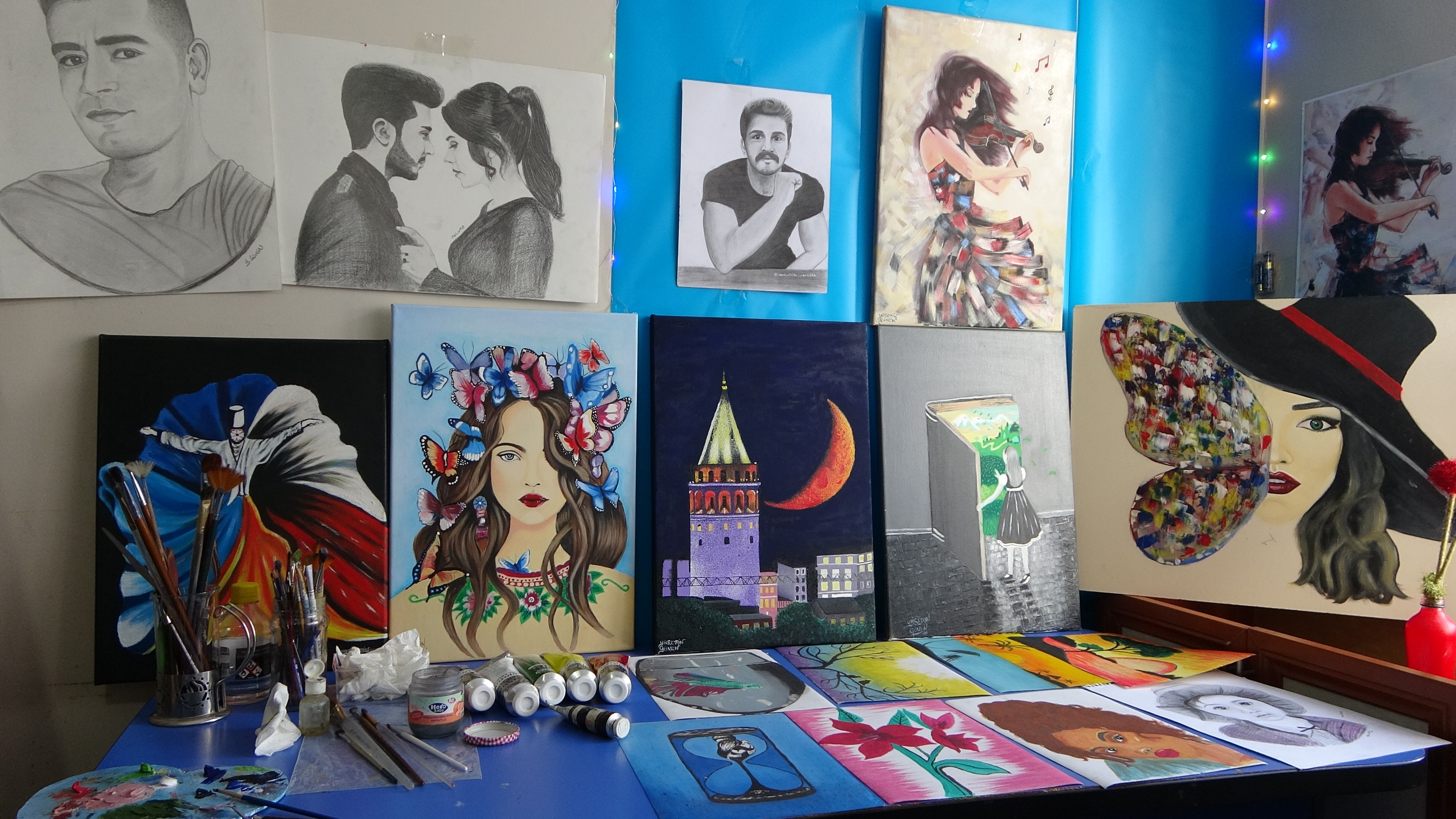 Evinin bir odasını atölyeye çeviren genç kız, hayallerini tuvallere yansıtıyor