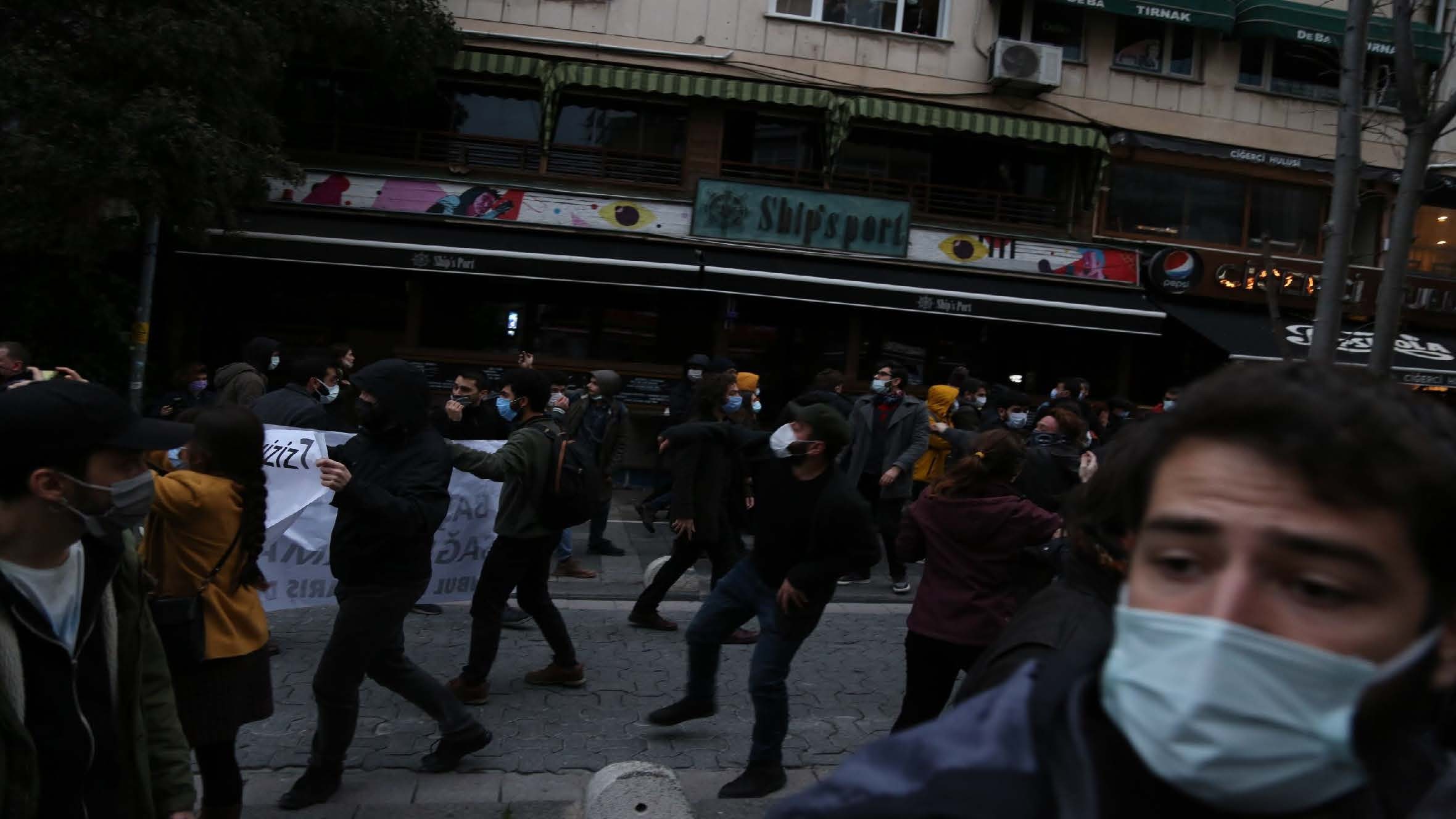 Boğaziçi Üniversitesi protestolarında polis araçlarına saldıran 5 kişi yakalandı
