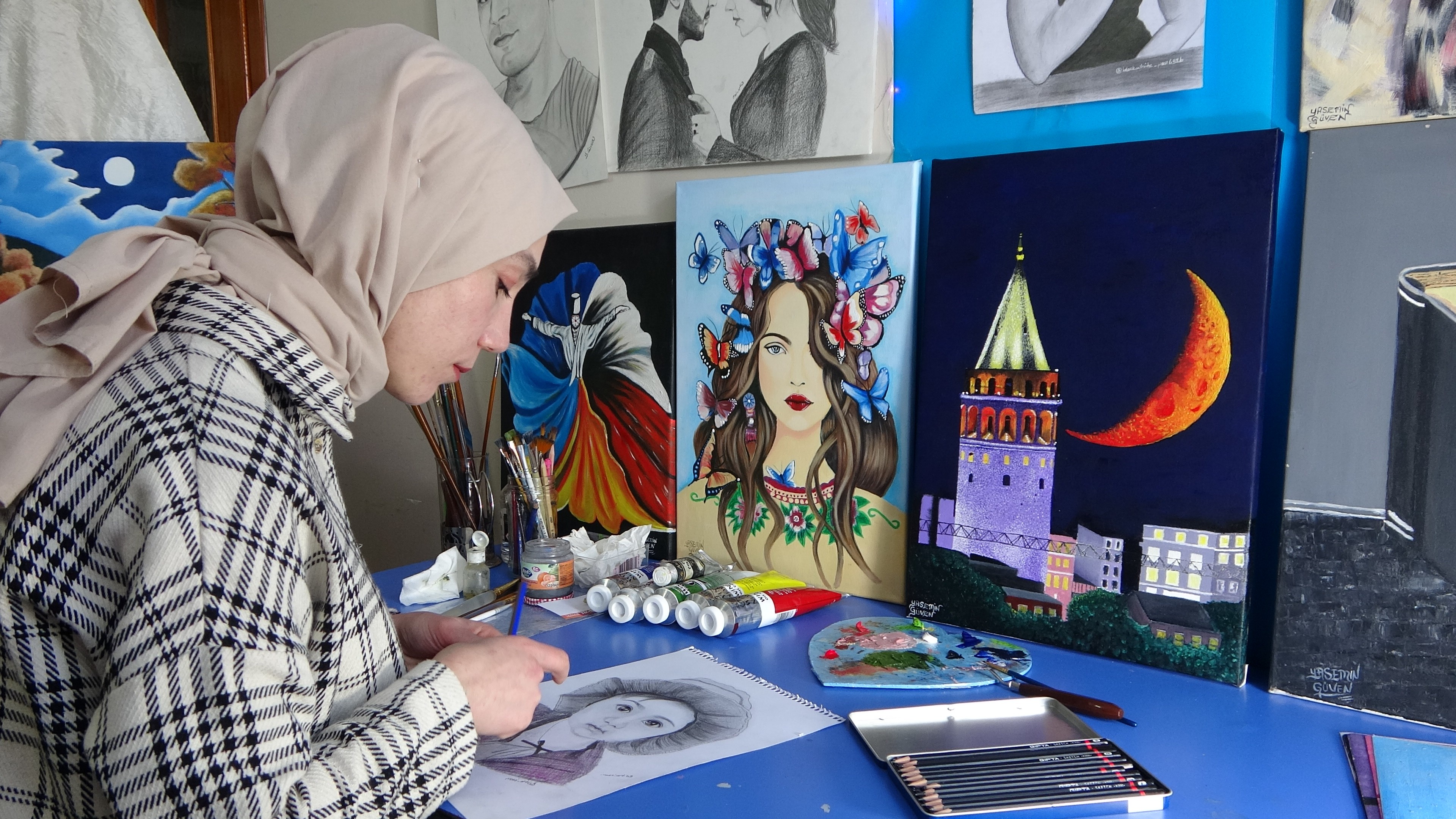 Evinin bir odasını atölyeye çeviren genç kız, hayallerini tuvallere yansıtıyor