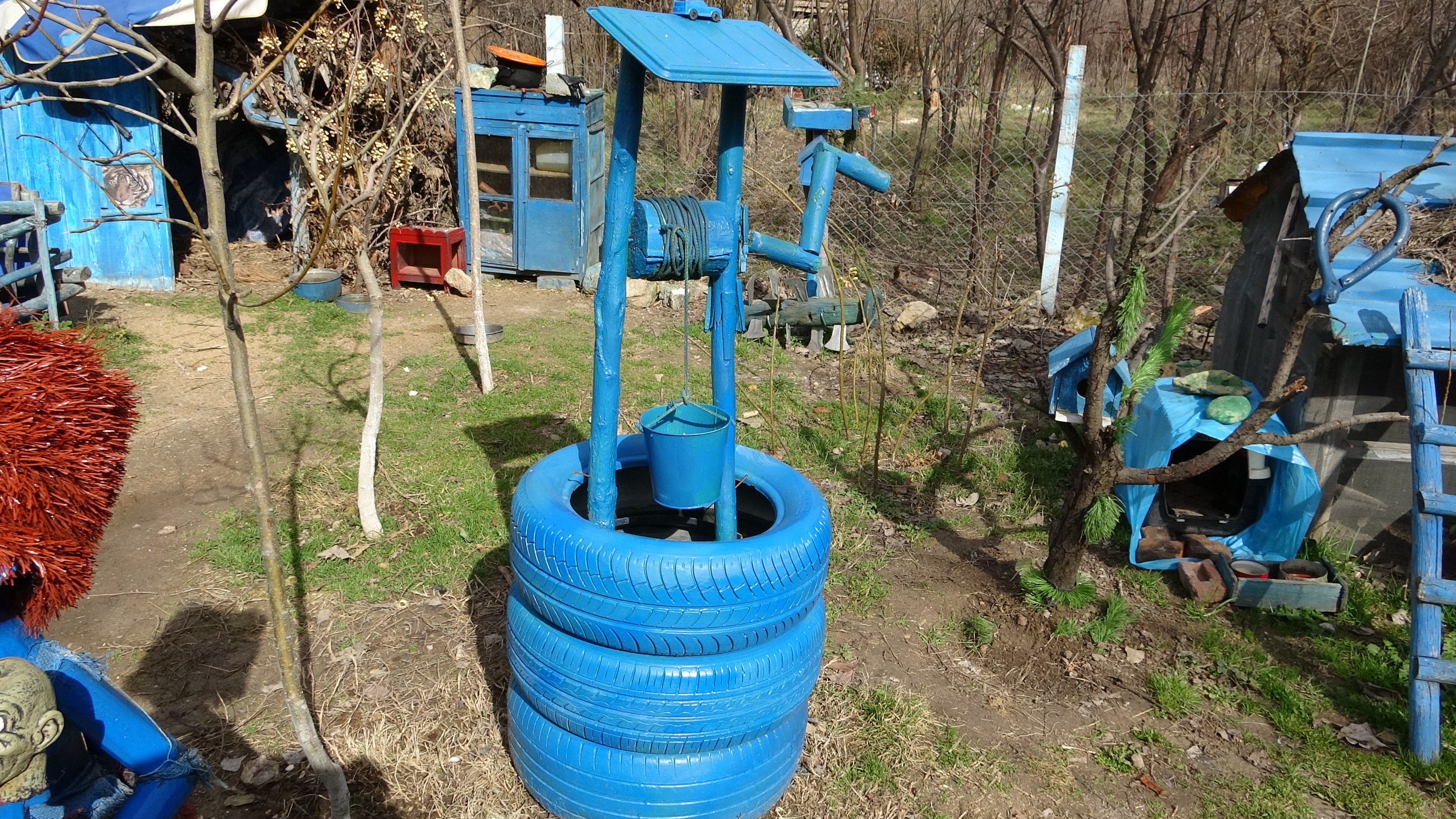 Mardin'deki bu evin bahçesi 'Şirinler köyünü' andırıyor