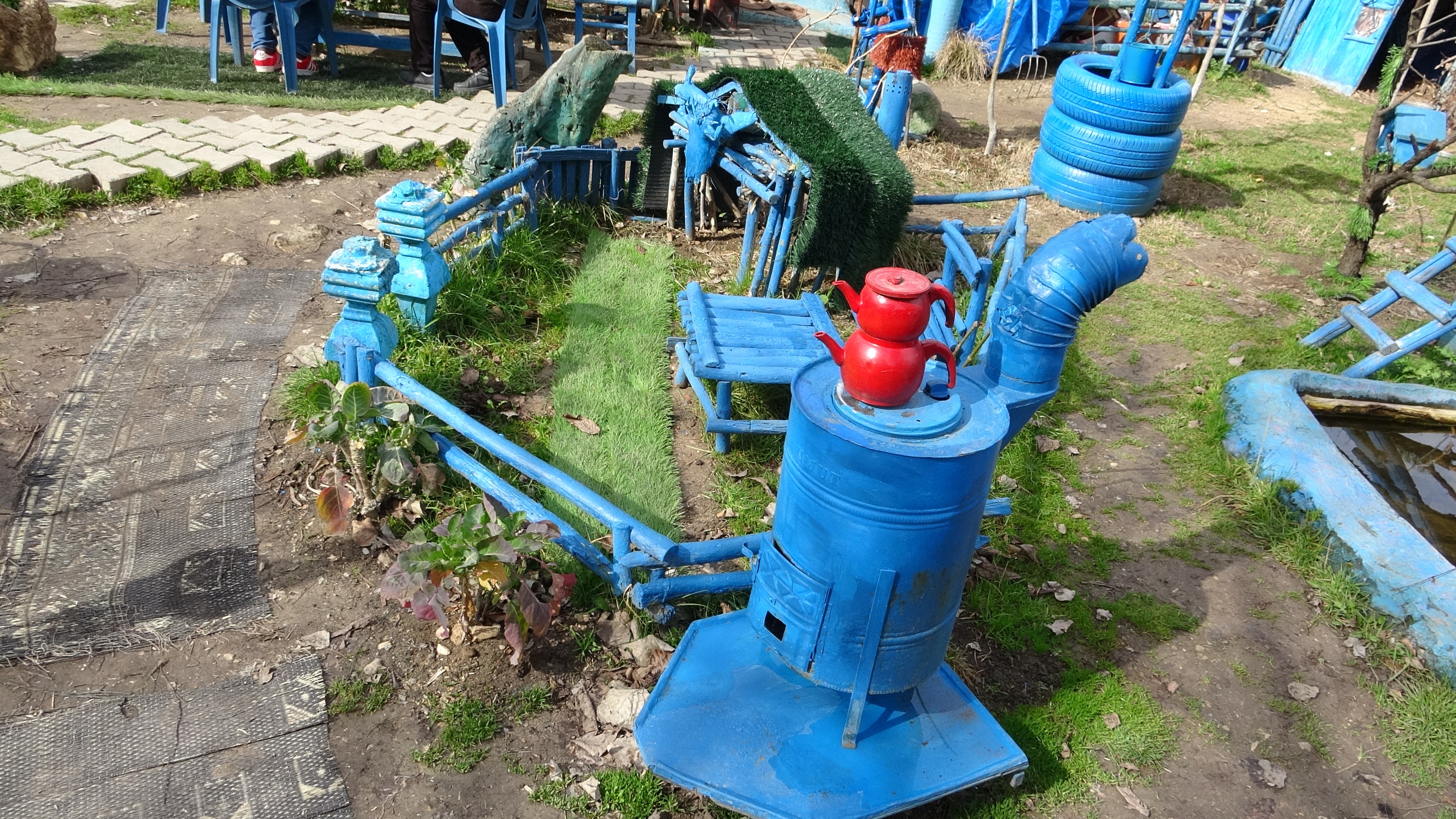 Mardin'deki bu evin bahçesi 'Şirinler köyünü' andırıyor