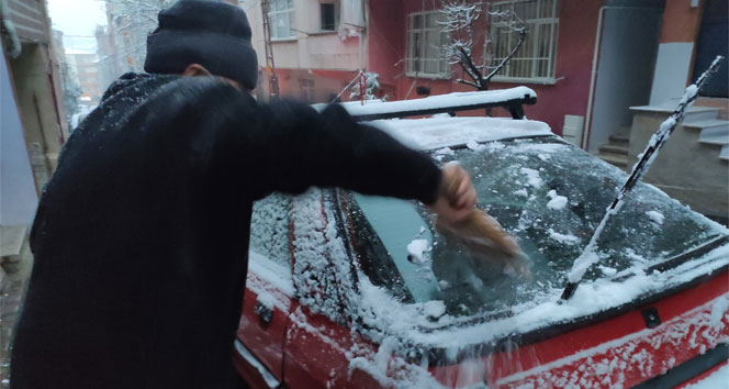 İstanbullular güne karla uyandı