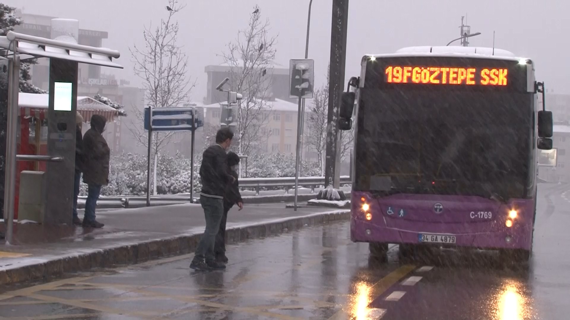 İstanbullular güne karla uyandı