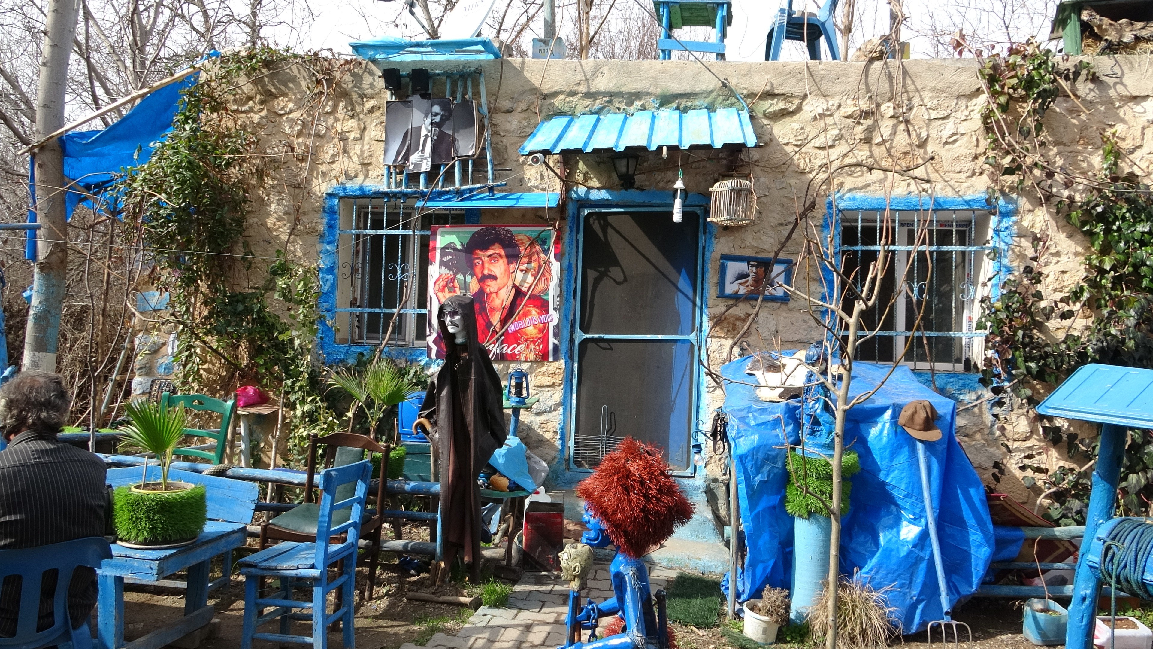 Mardin'deki bu evin bahçesi 'Şirinler köyünü' andırıyor