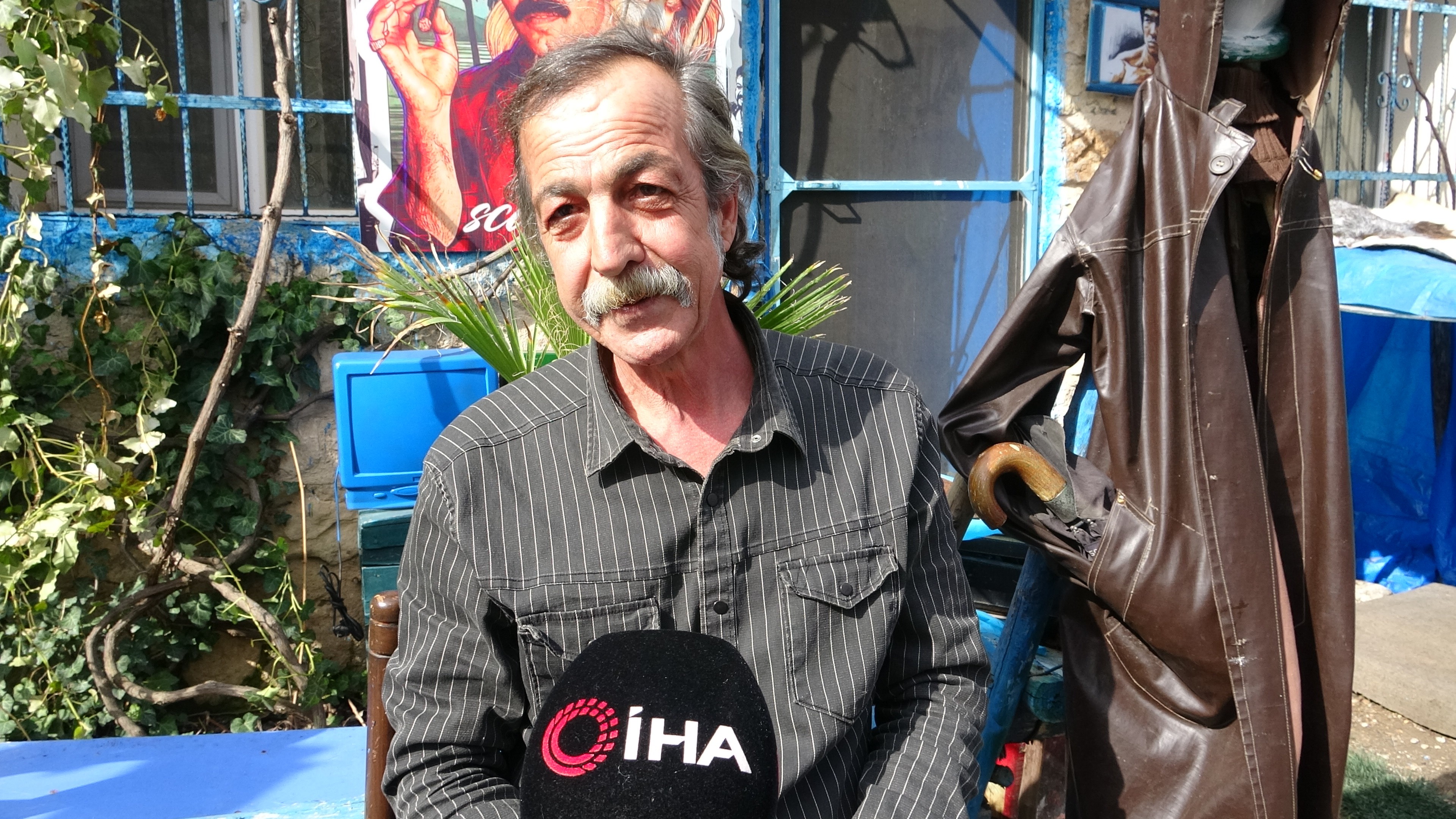 Mardin'deki bu evin bahçesi 'Şirinler köyünü' andırıyor