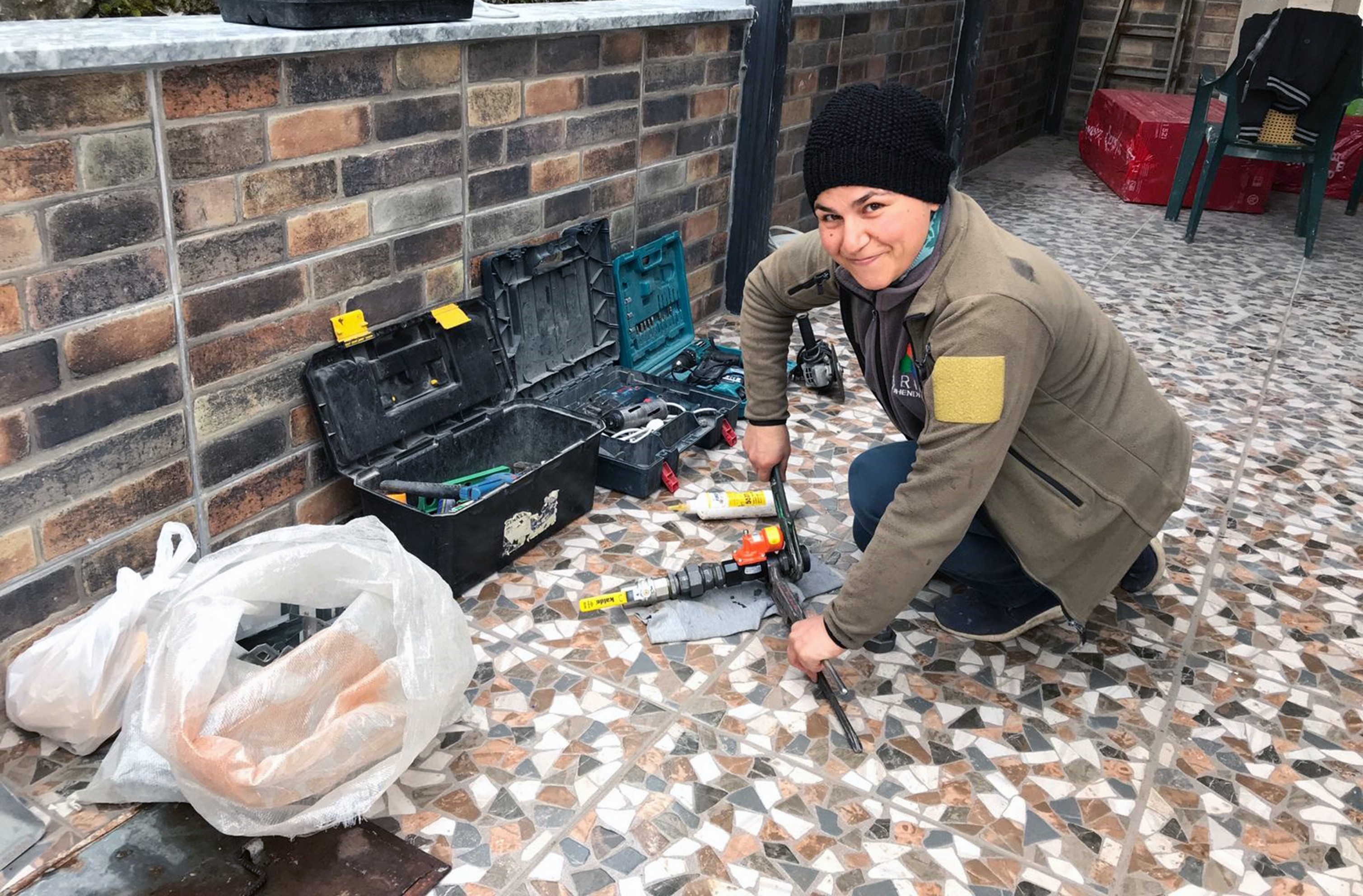 Oğlu askere gidince yerine annesi doğalgaz tesisatçısı oldu