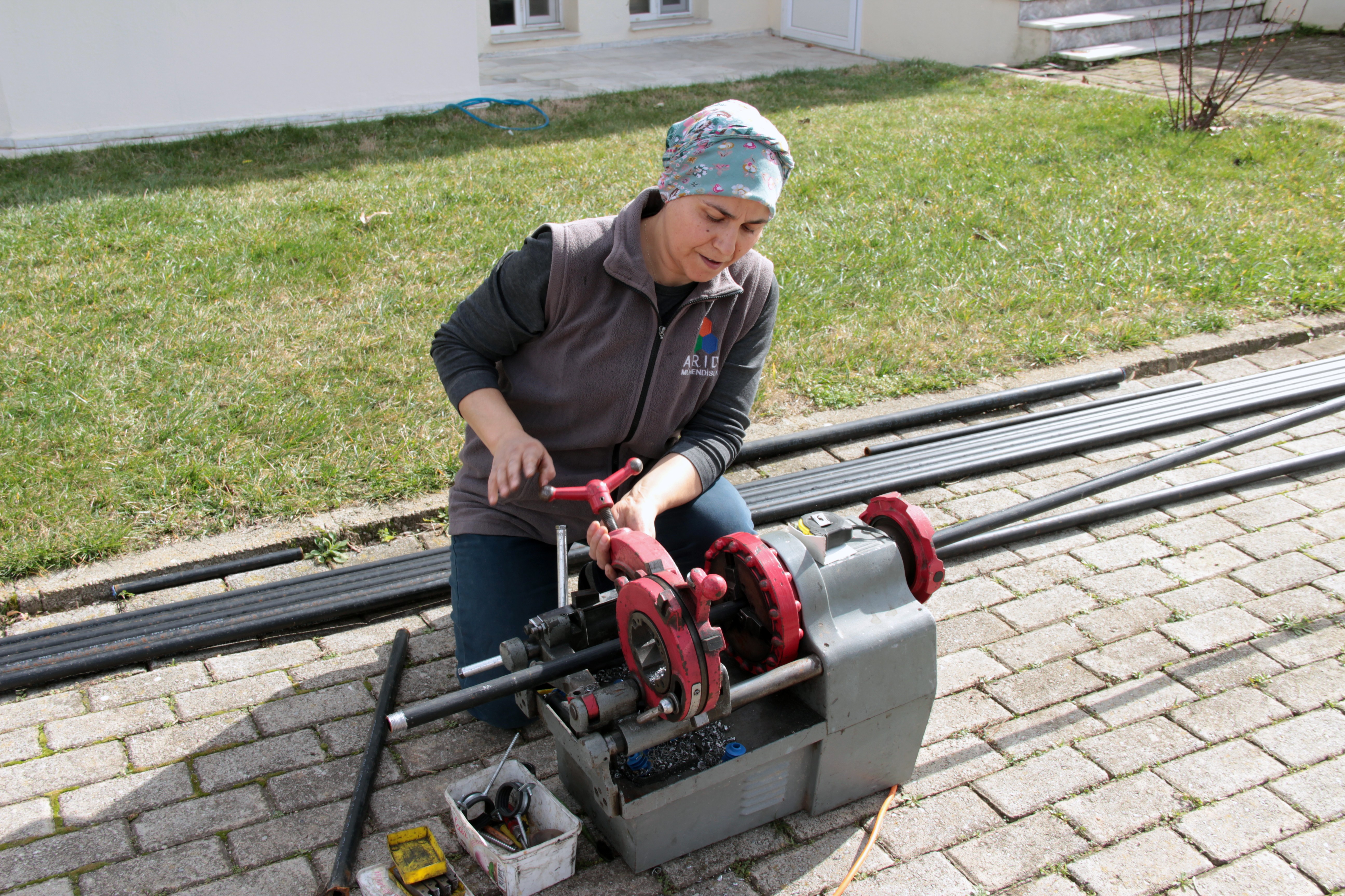 Oğlu askere gidince yerine annesi doğalgaz tesisatçısı oldu