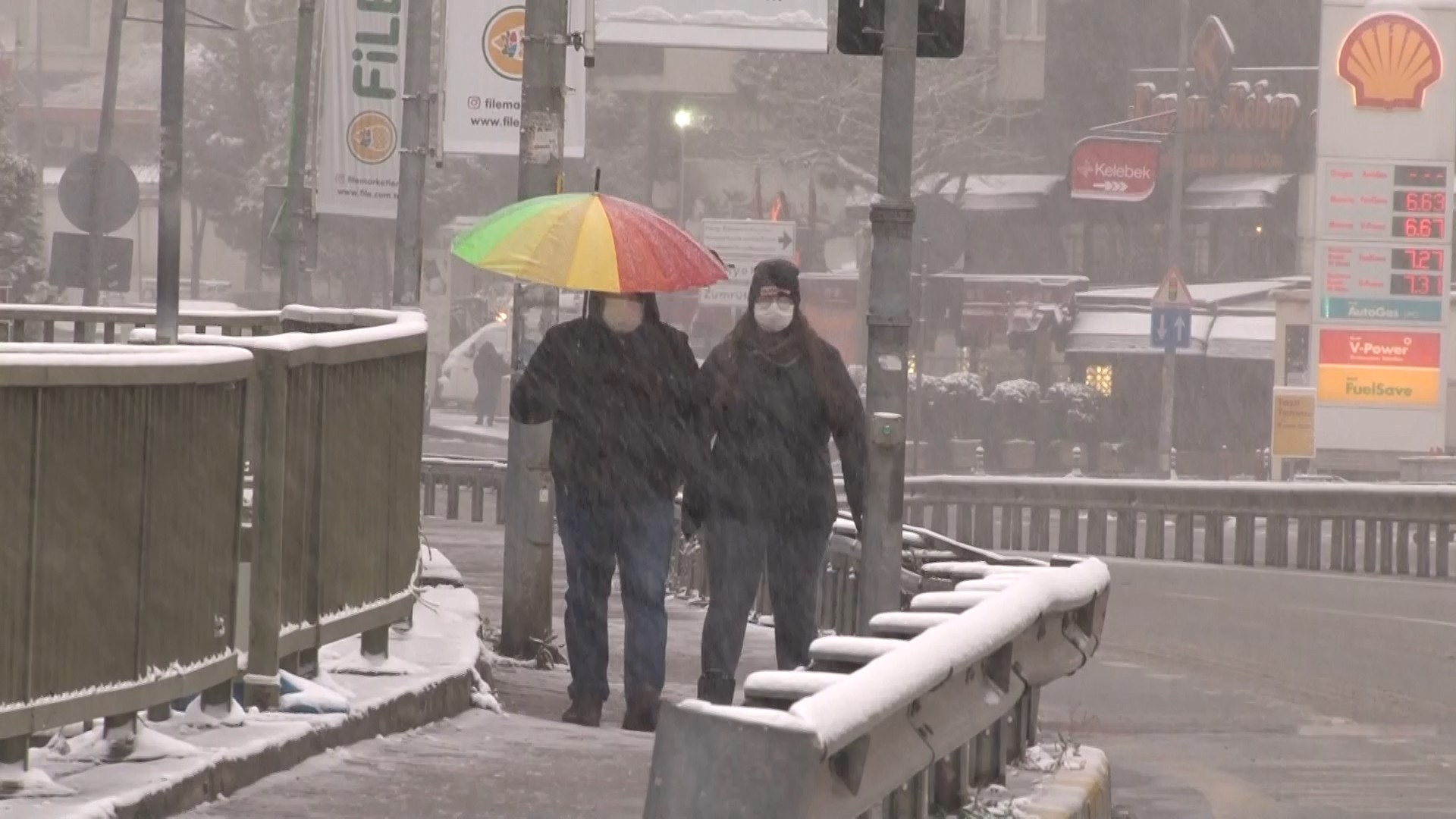 İstanbullular güne karla uyandı