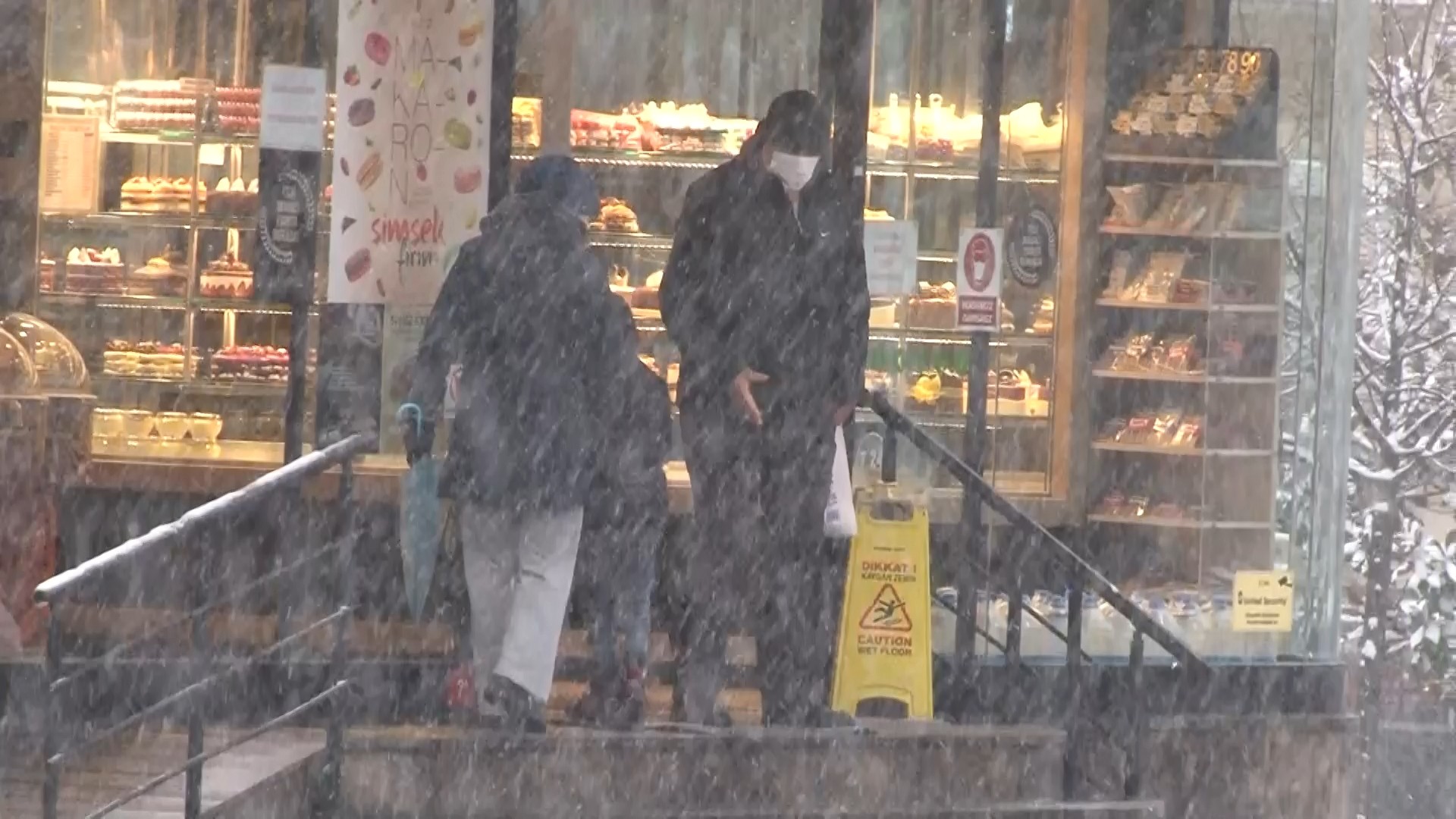 İstanbullular güne karla uyandı