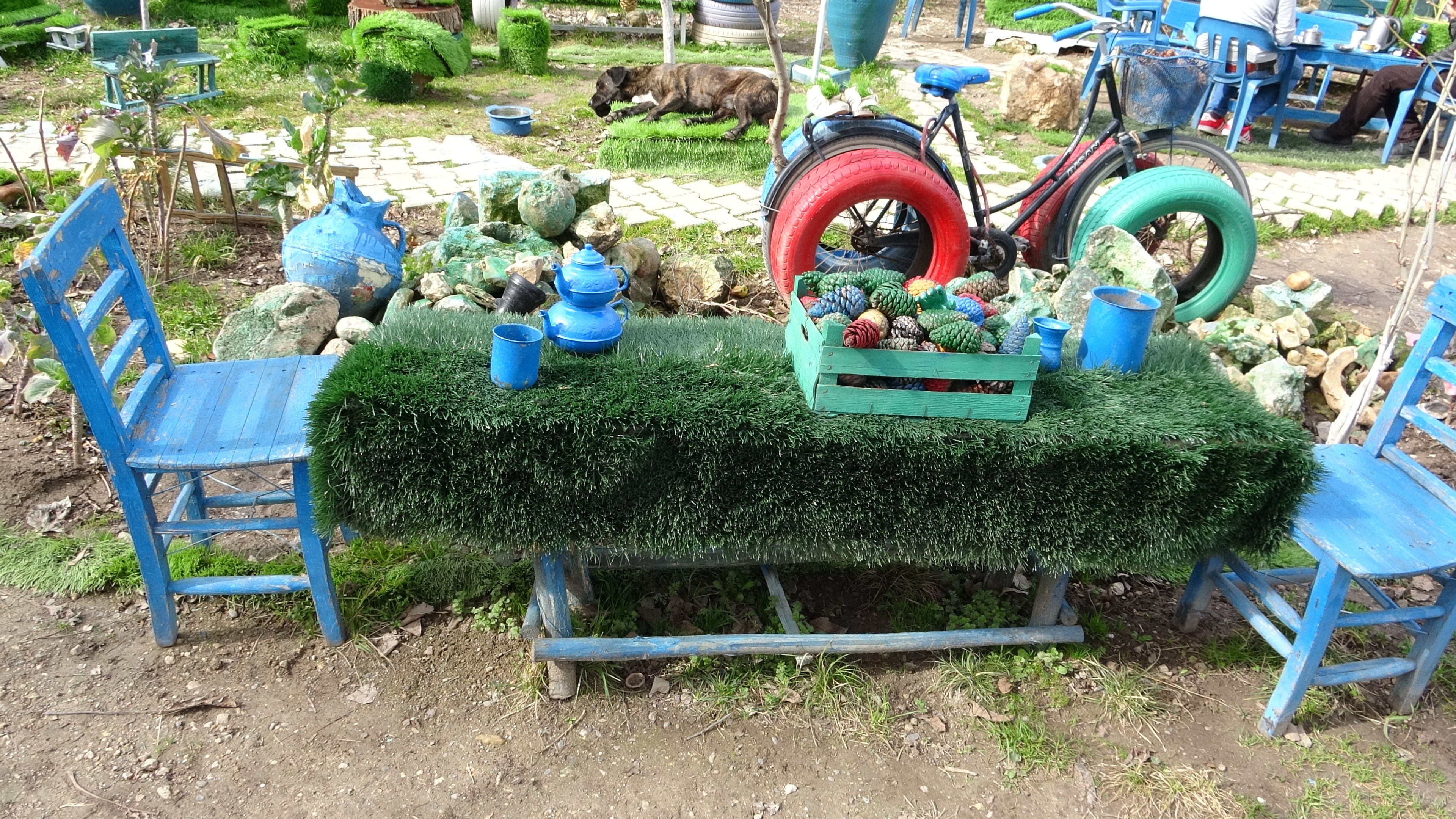 Mardin'deki bu evin bahçesi 'Şirinler köyünü' andırıyor
